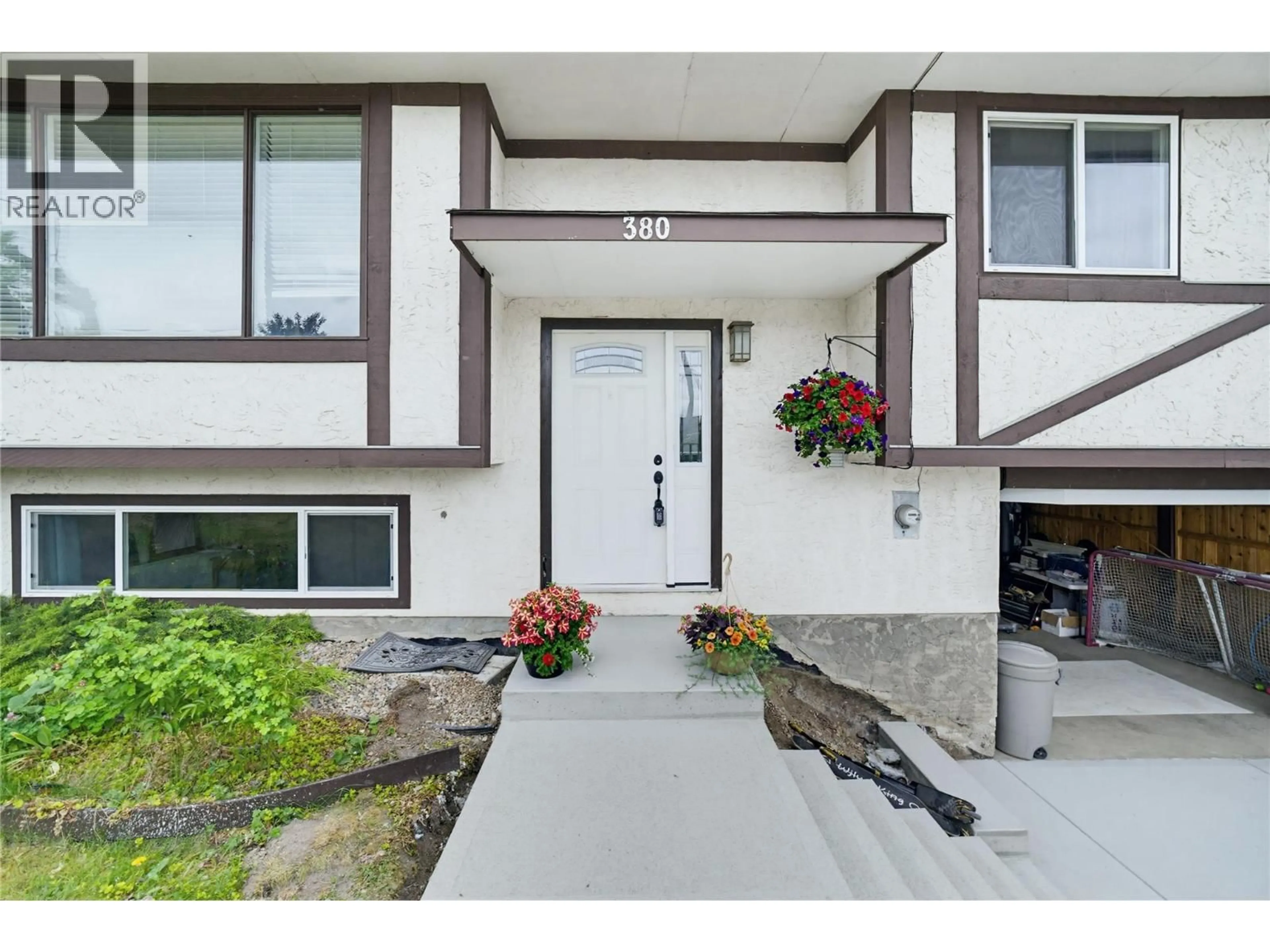 Indoor entryway for 380 6 AVENUE SOUTHEAST, Salmon Arm British Columbia V1E4G7