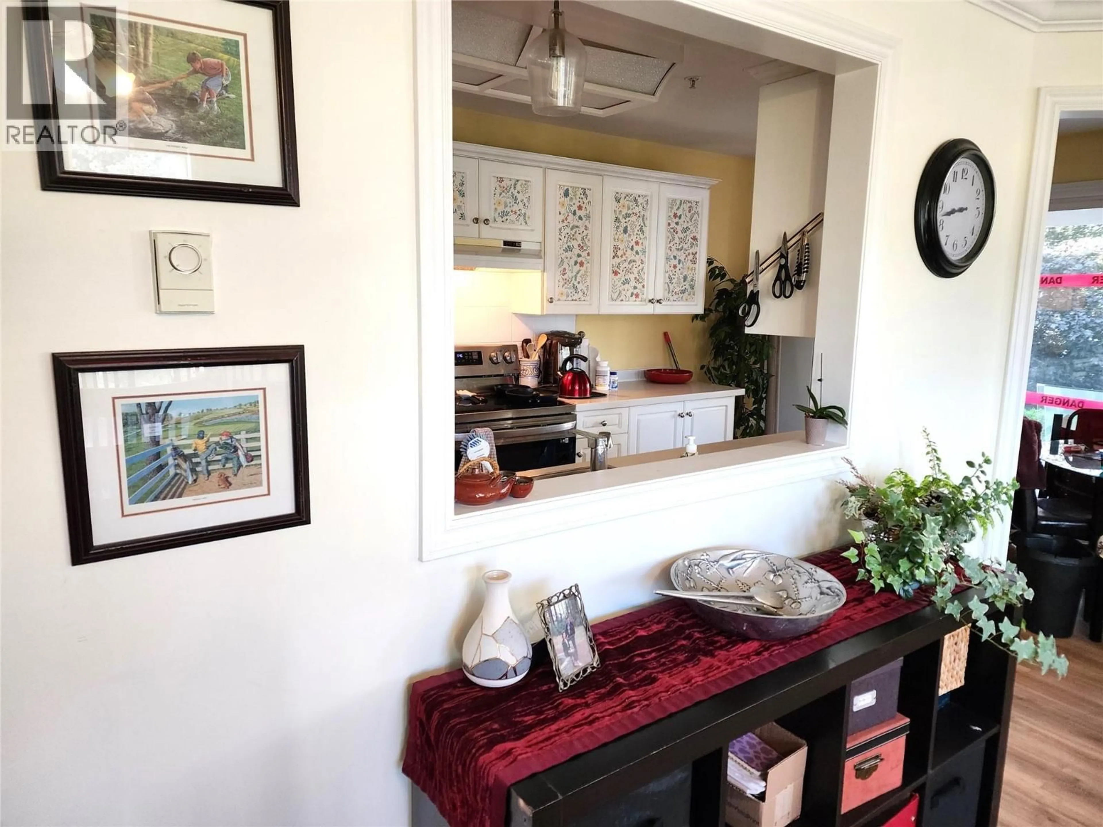 Indoor entryway for 201 - 3220 CENTENNIAL DRIVE, Vernon British Columbia V1T2T7