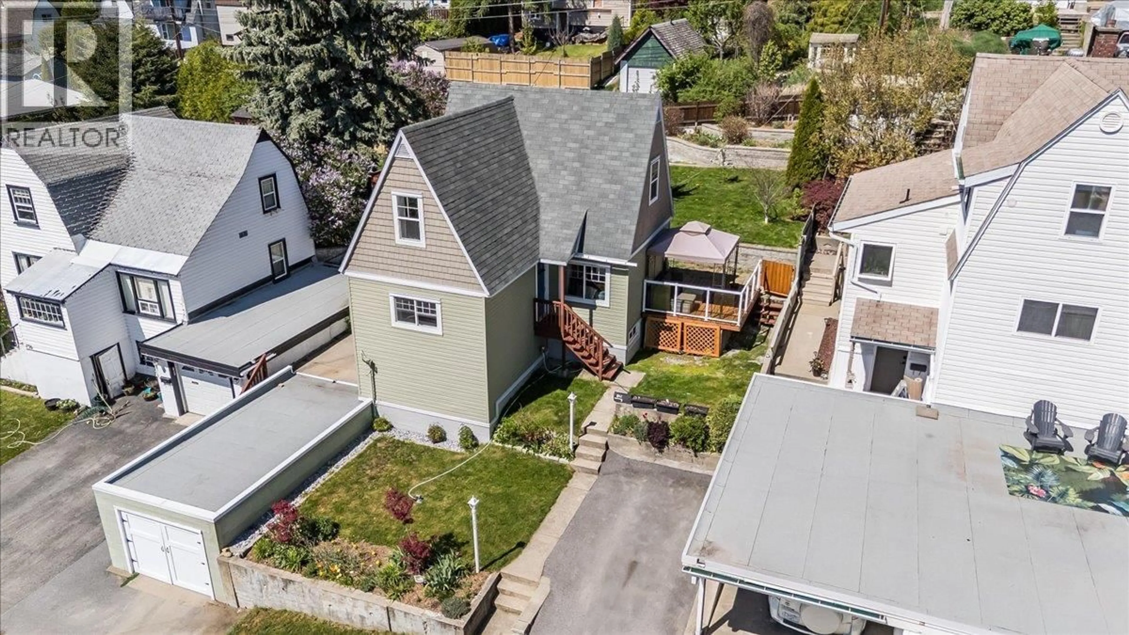 A pic from outside/outdoor area/front of a property/back of a property/a pic from drone, street for 725 SHAKESPEARE STREET, Warfield British Columbia V1R2B3