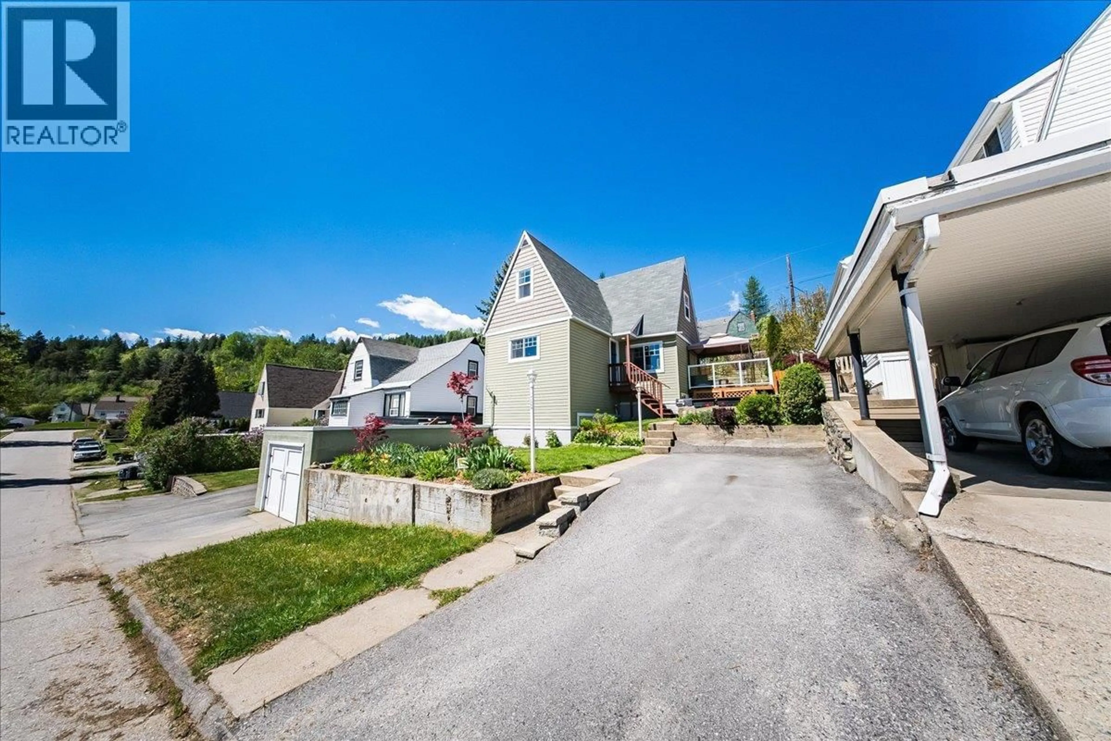 A pic from outside/outdoor area/front of a property/back of a property/a pic from drone, street for 725 SHAKESPEARE STREET, Warfield British Columbia V1R2B3
