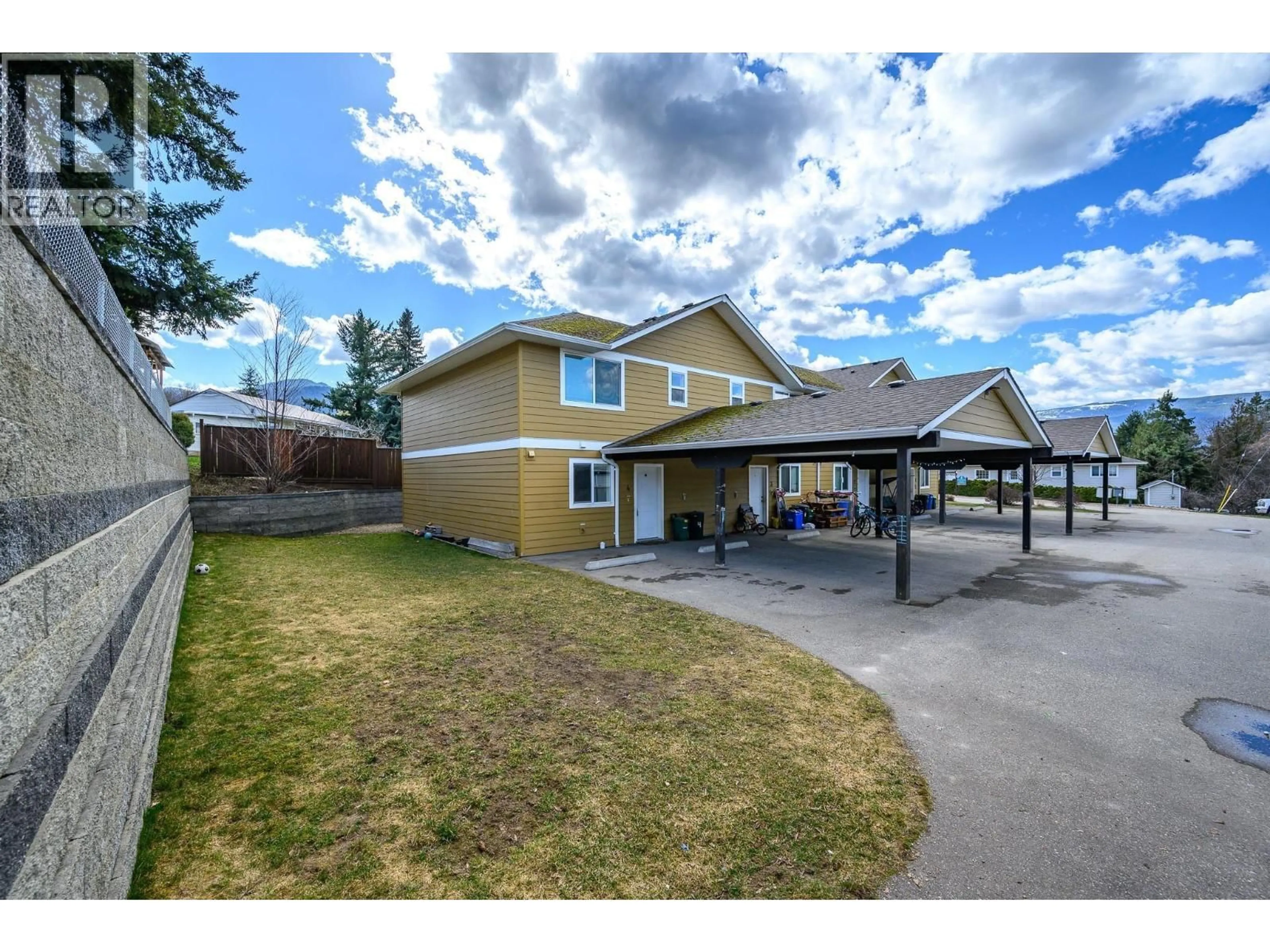 A pic from outside/outdoor area/front of a property/back of a property/a pic from drone, unknown for 1-4 - 780 20 STREET NORTHEAST, Salmon Arm British Columbia V1E2K9