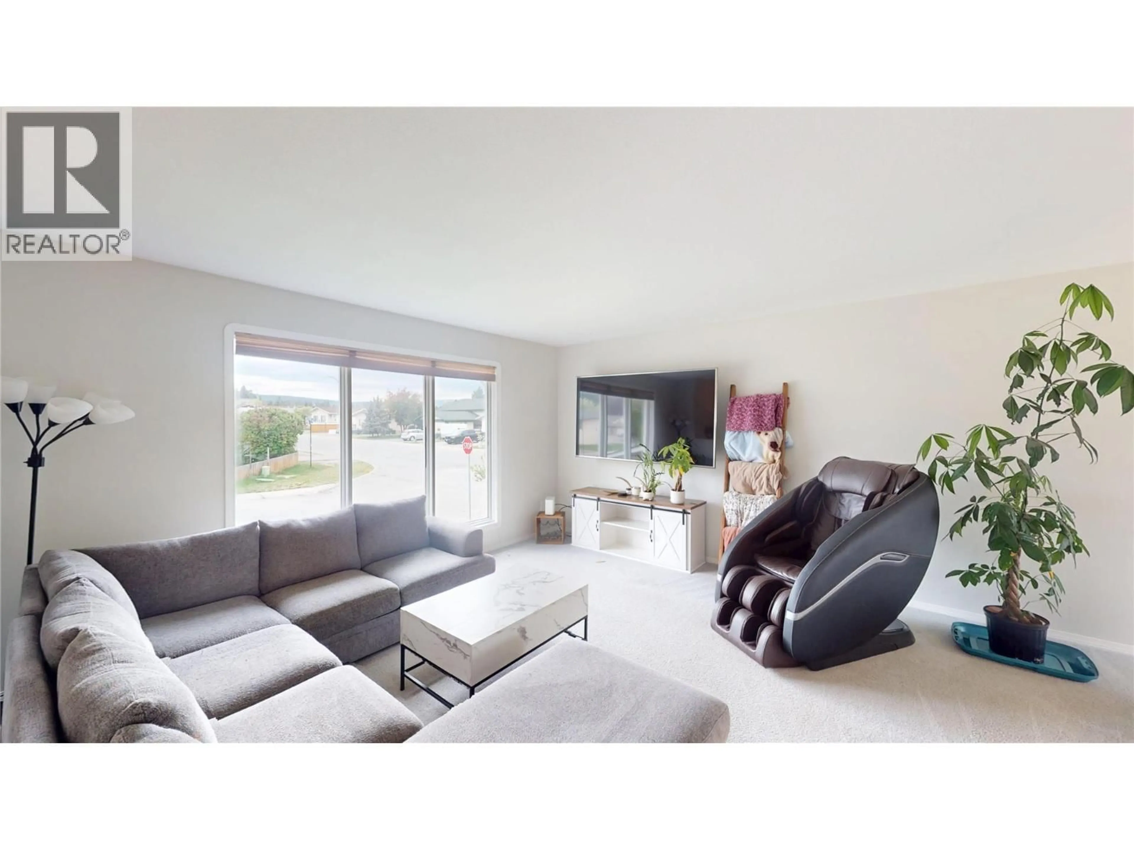 Living room with furniture, unknown for 900 24TH AVENUE NORTH, Cranbrook British Columbia V1C6G8