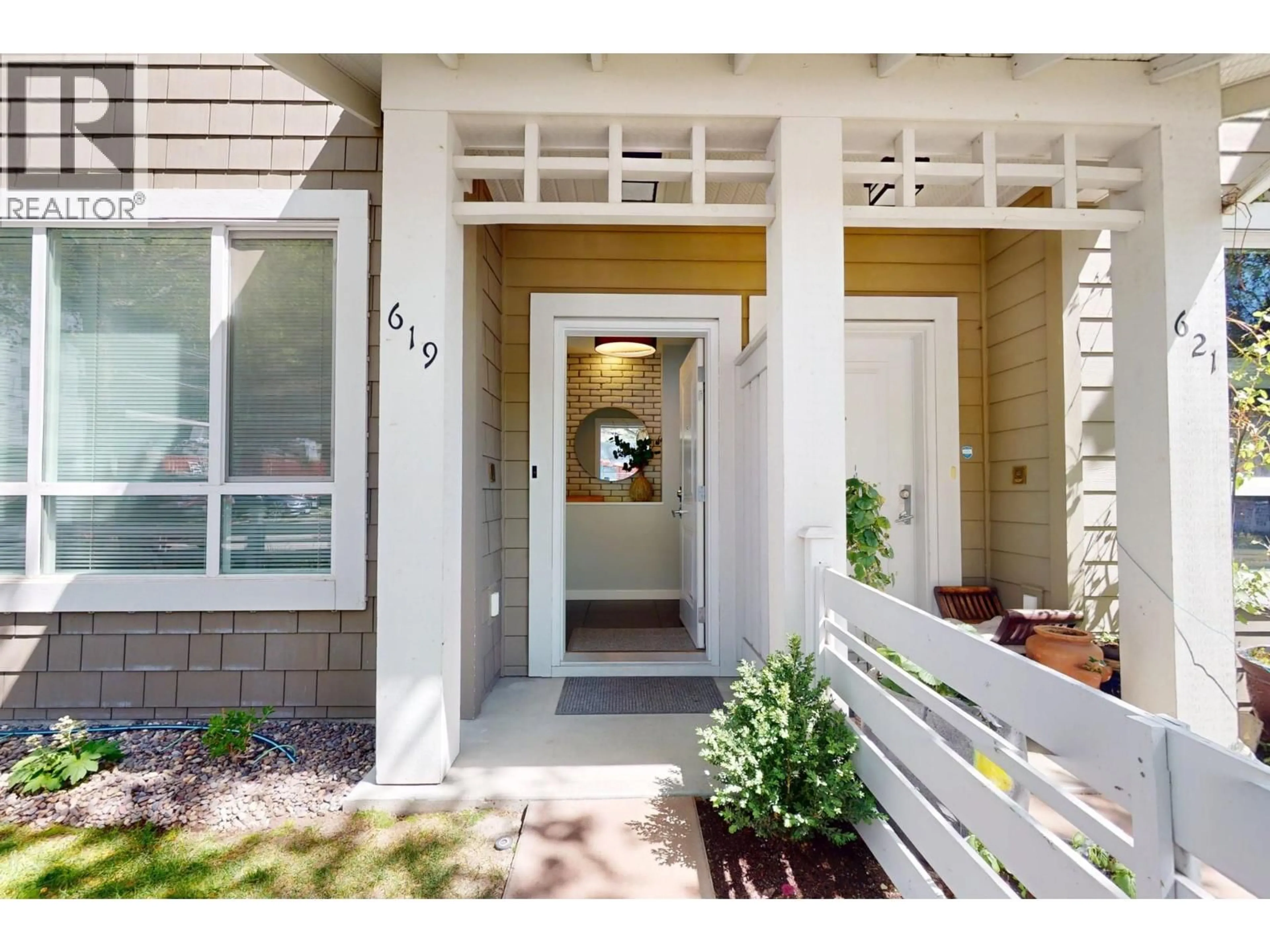 Indoor entryway for 619 BOYNTON PLACE, Kelowna British Columbia V1V3B5