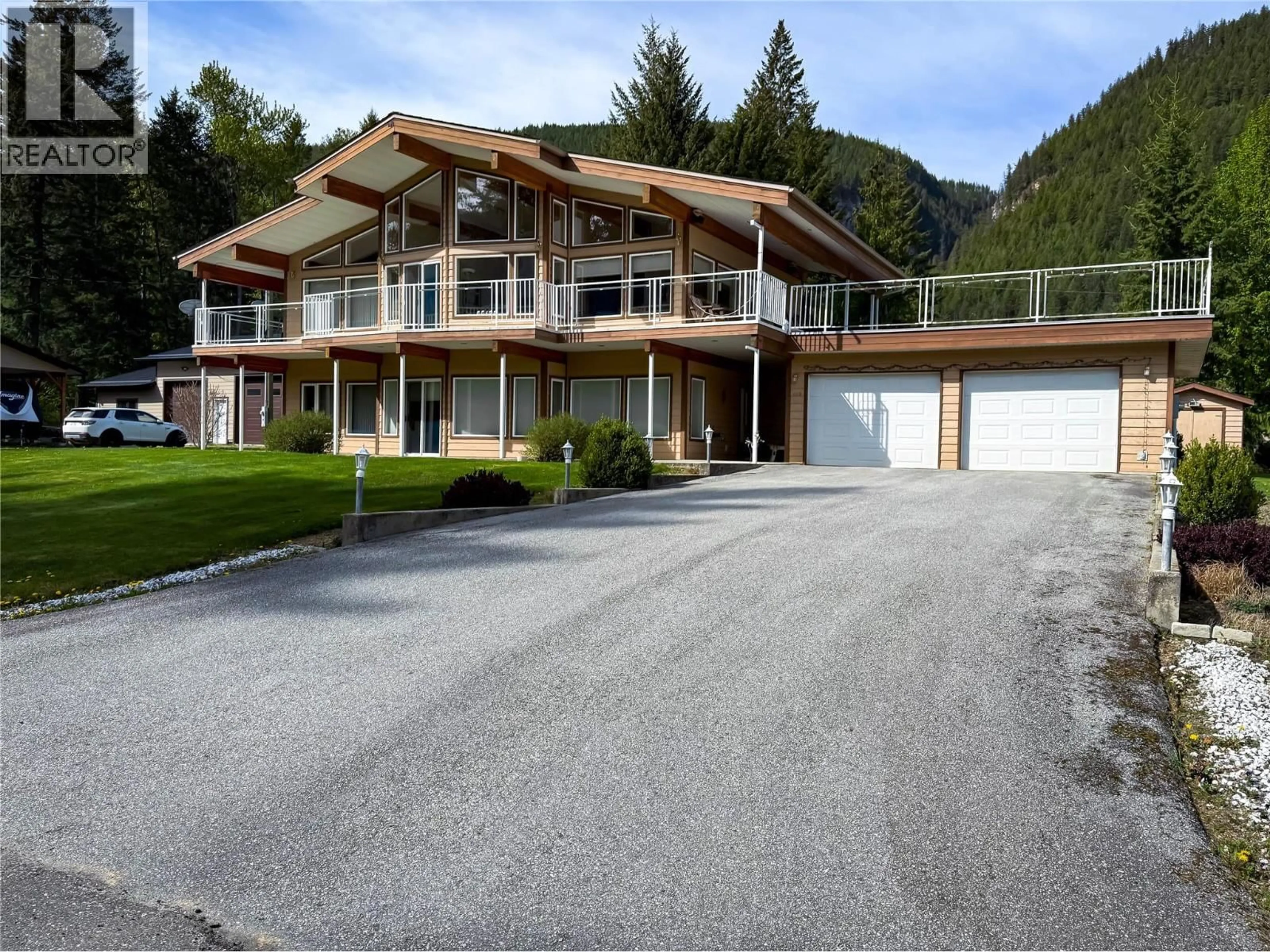 Home with vinyl exterior material, unknown for 309 KOOTENAY STREET, Lardeau British Columbia V0G1M0