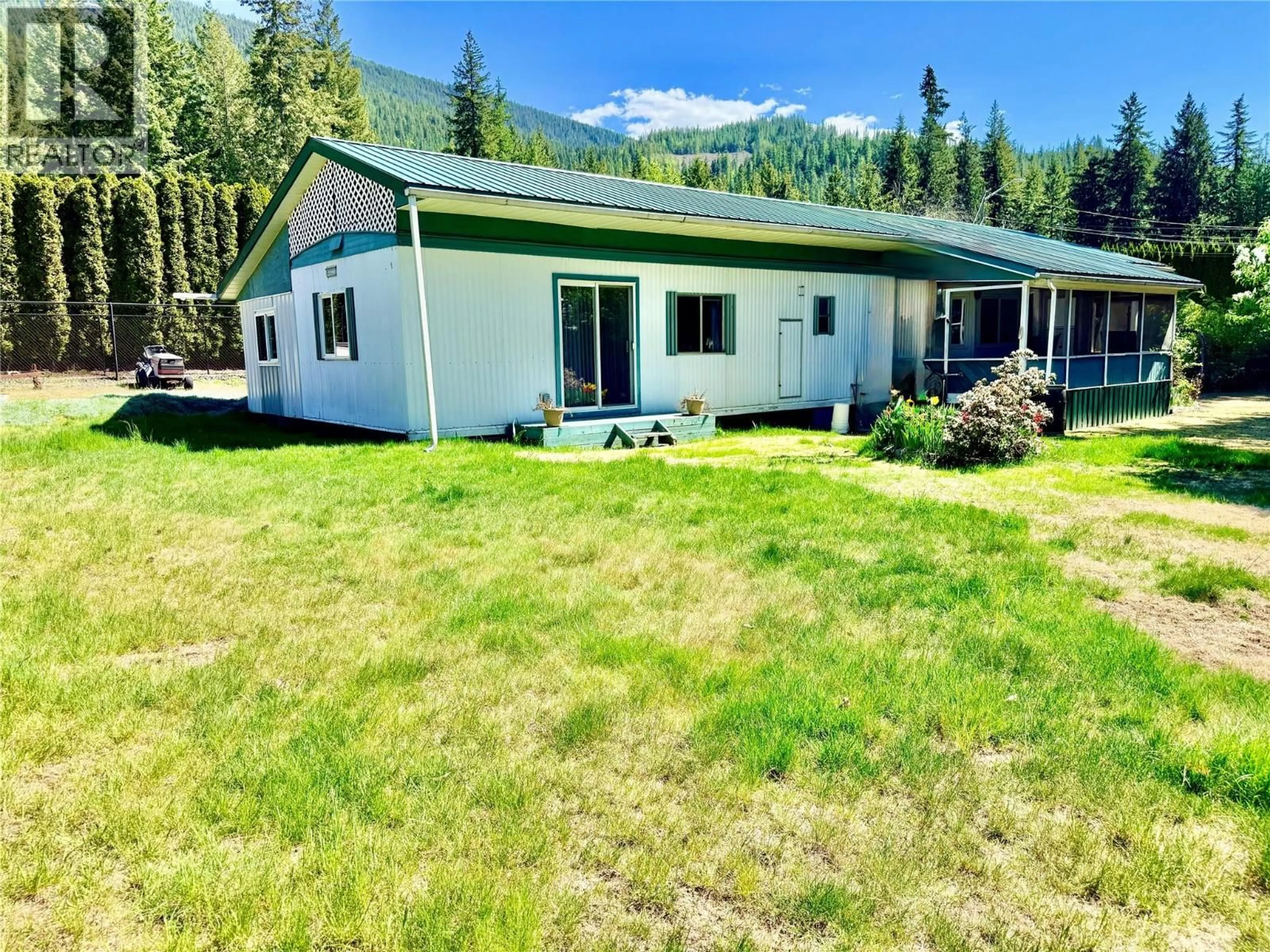 A pic from outside/outdoor area/front of a property/back of a property/a pic from drone, unknown for 627 SWANSON PLACE, Swansea Point British Columbia V0E2K2