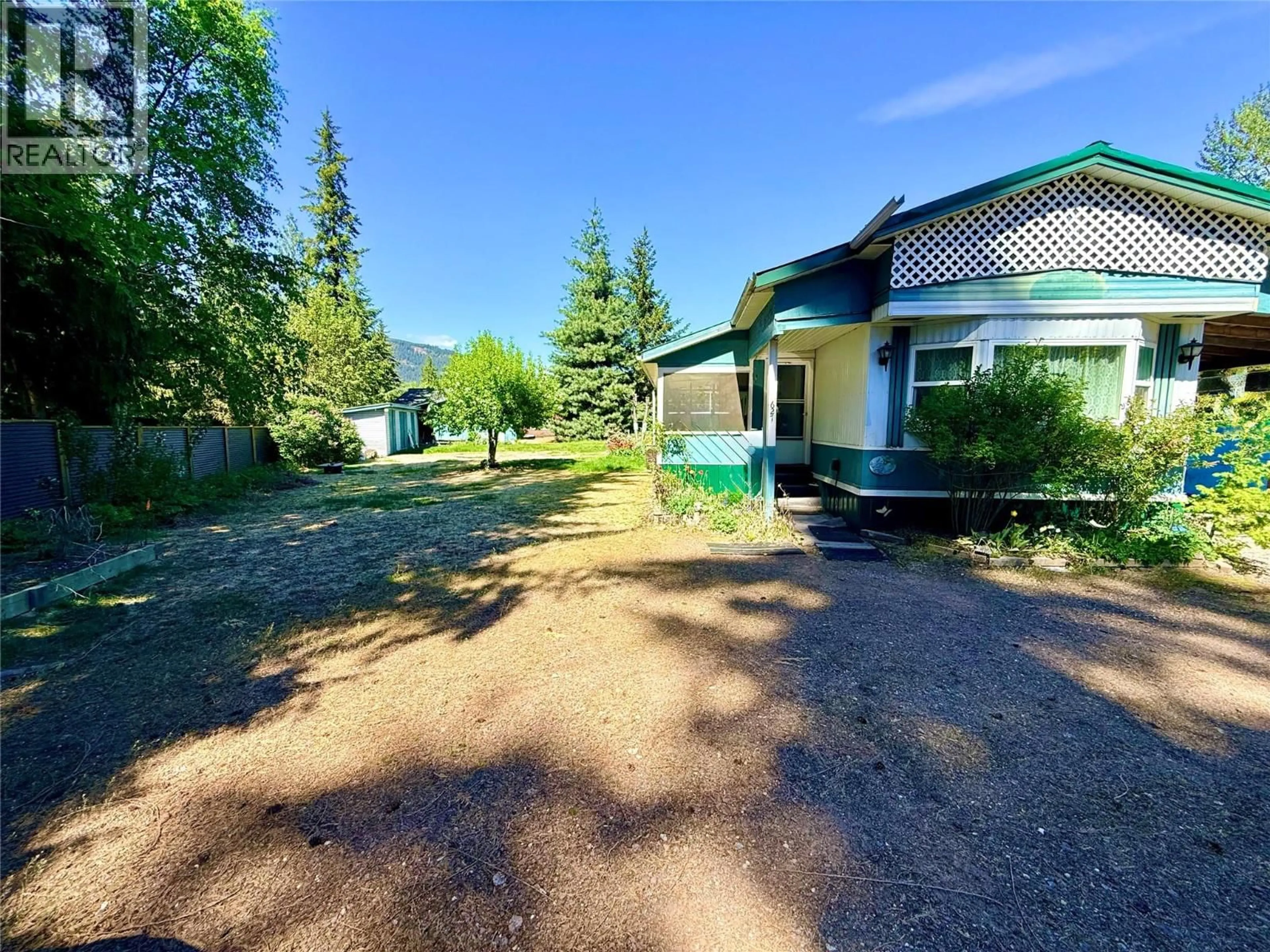 A pic from outside/outdoor area/front of a property/back of a property/a pic from drone, unknown for 627 SWANSON PLACE, Swansea Point British Columbia V0E2K2