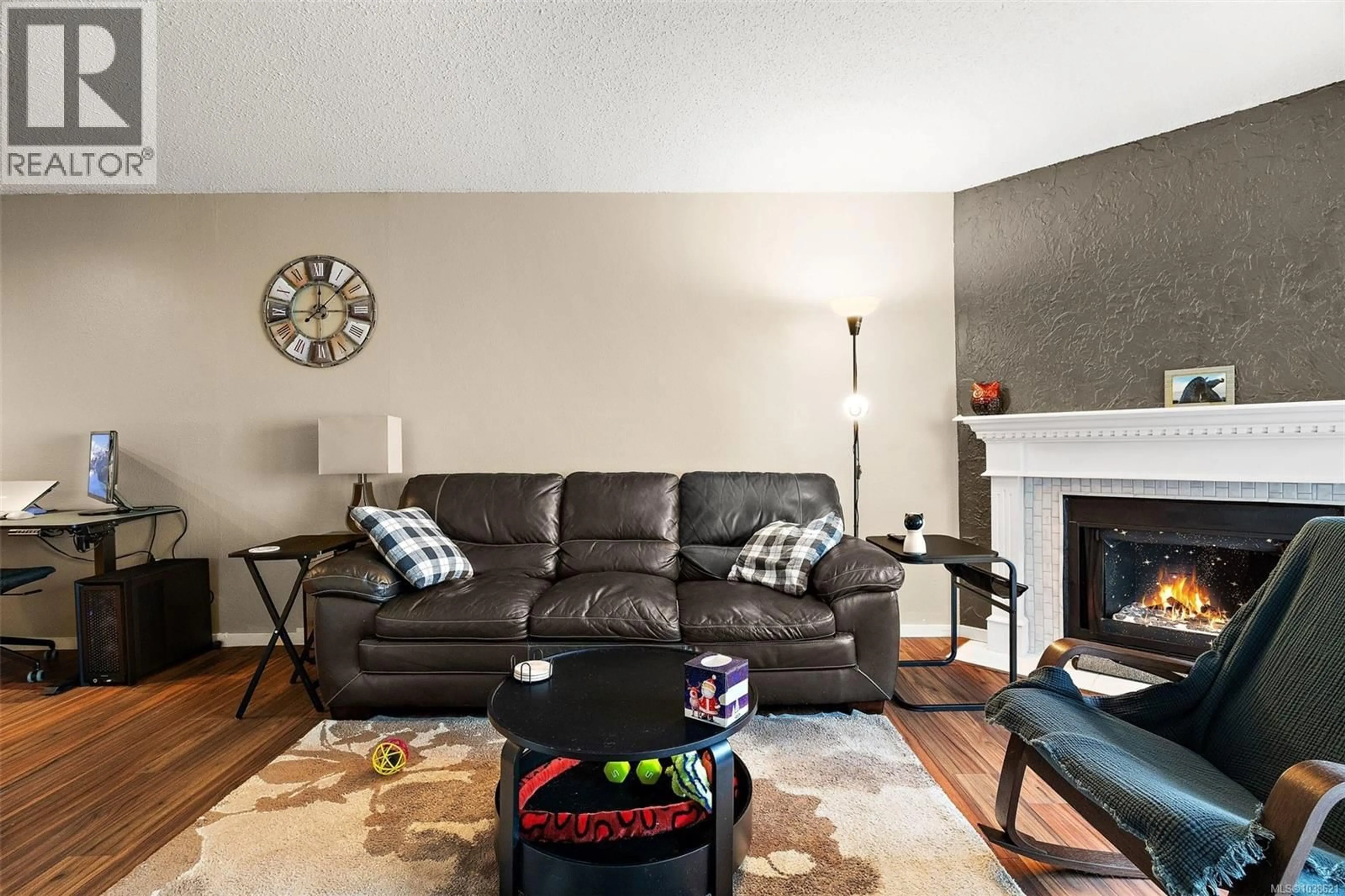 Living room with furniture, unknown for 211 - 290 REGINA AVENUE, Saanich British Columbia V8Z6S6