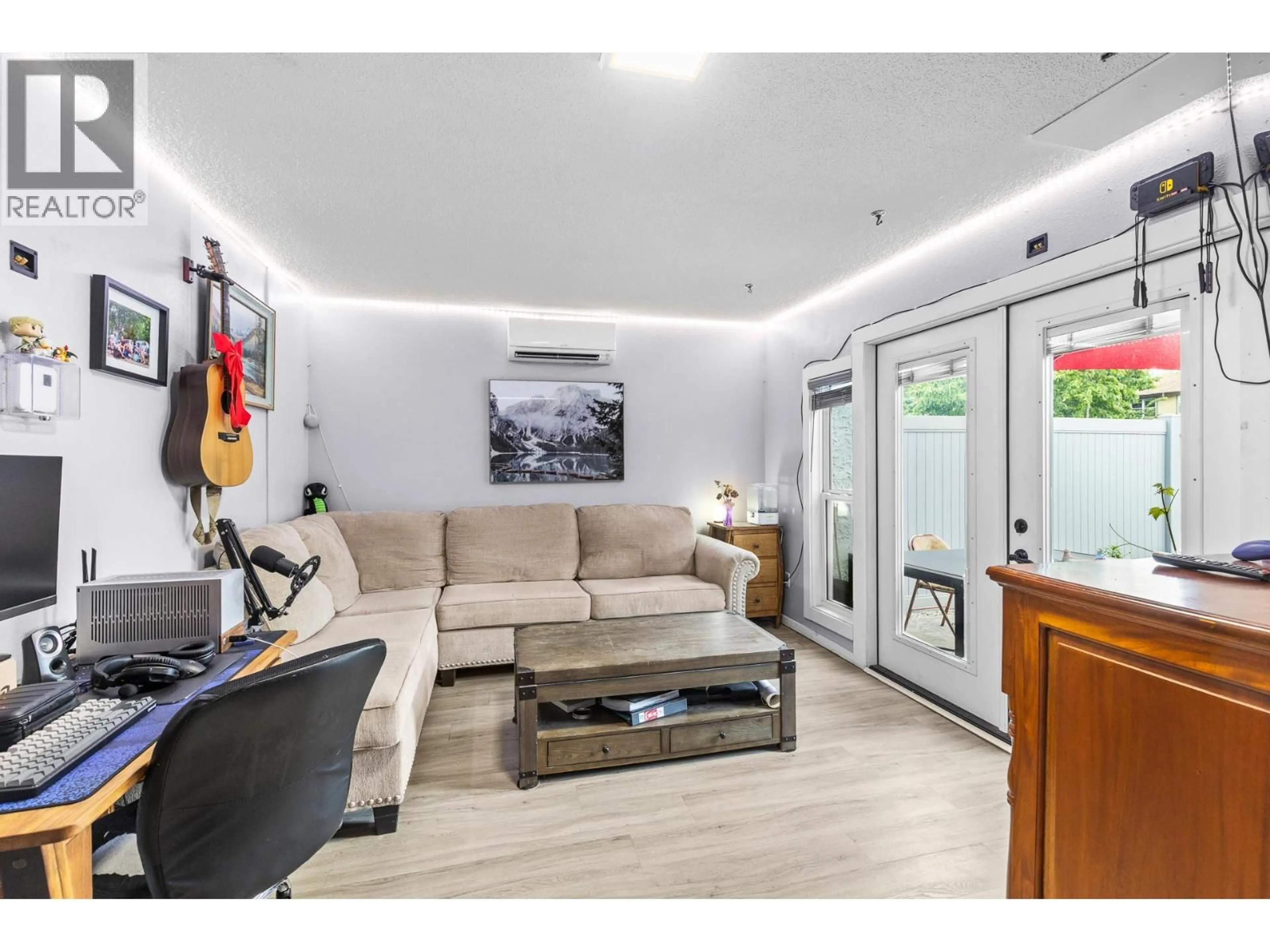 Living room with furniture, unknown for 737 FAIRWAY AVENUE, Penticton British Columbia V2A6M3