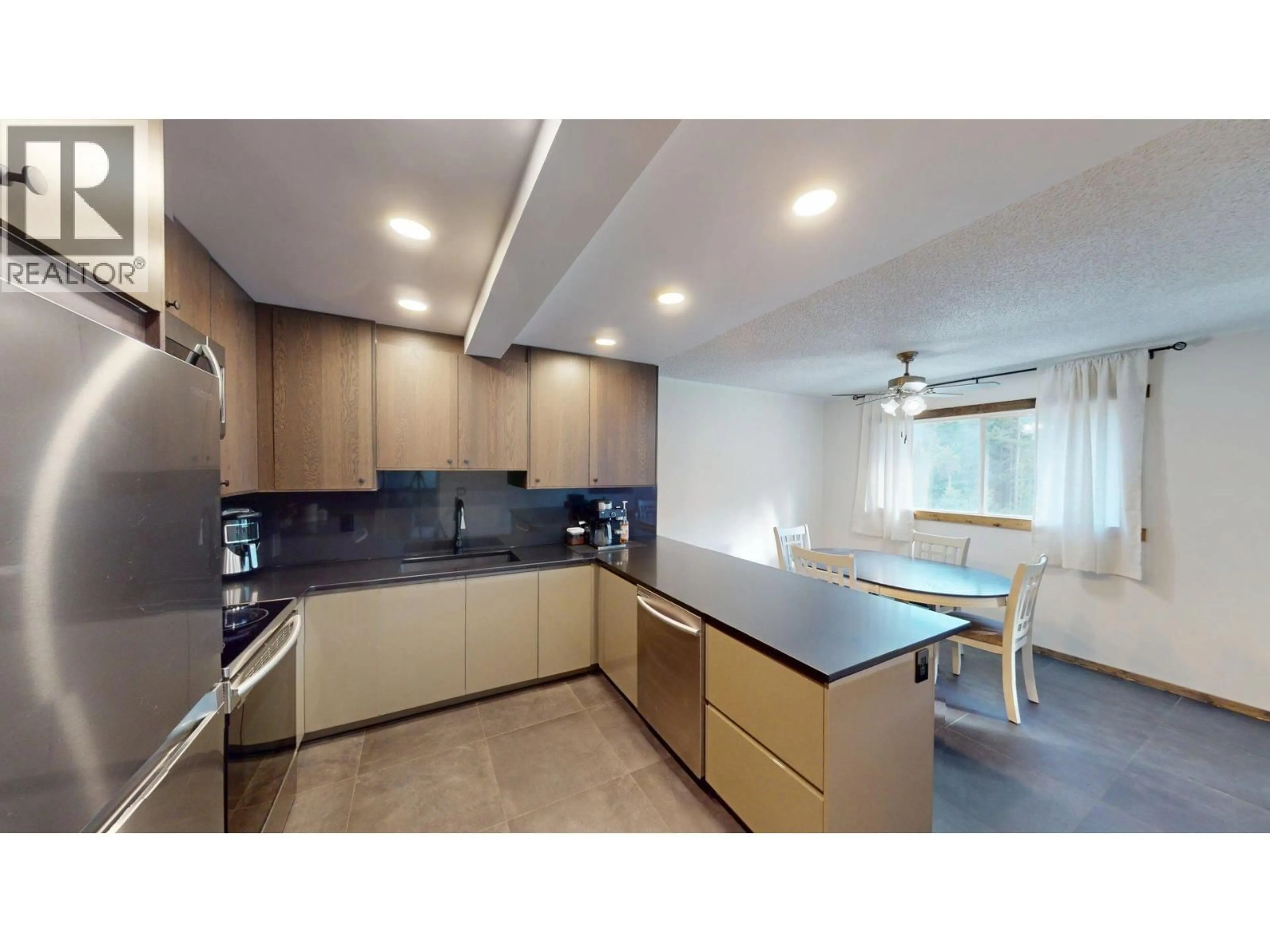 Open concept kitchen, unknown for 28 CASSIAR DRIVE, Elkford British Columbia V0B1H0