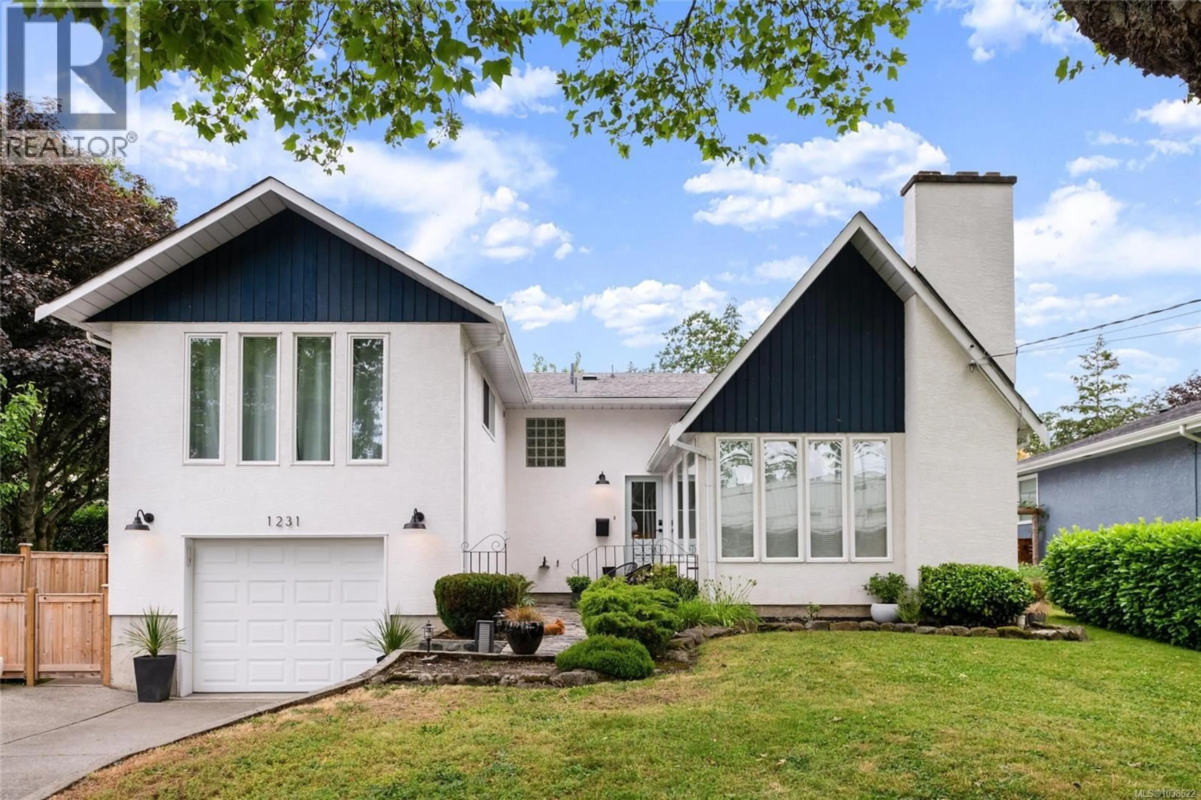 Home with vinyl exterior material, street for 1231 HIGHROCK AVENUE, Esquimalt British Columbia V9A4V8