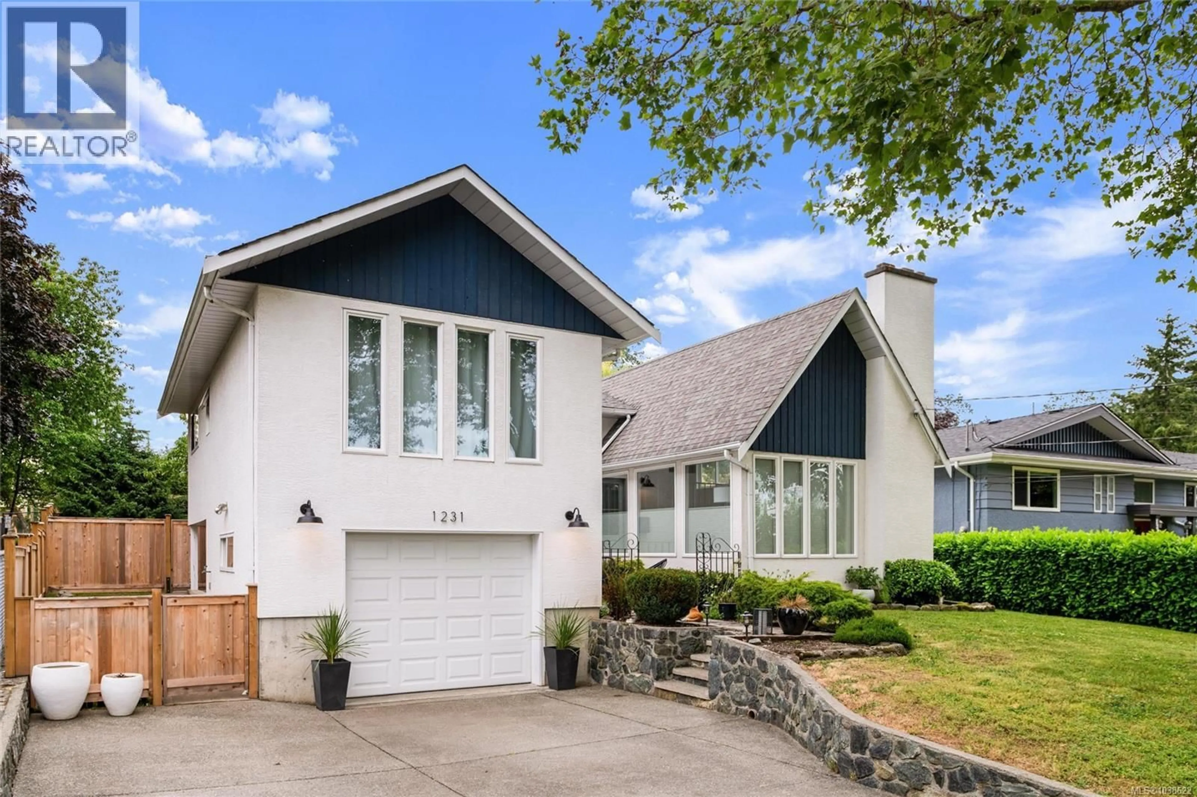 Home with vinyl exterior material, street for 1231 HIGHROCK AVENUE, Esquimalt British Columbia V9A4V8