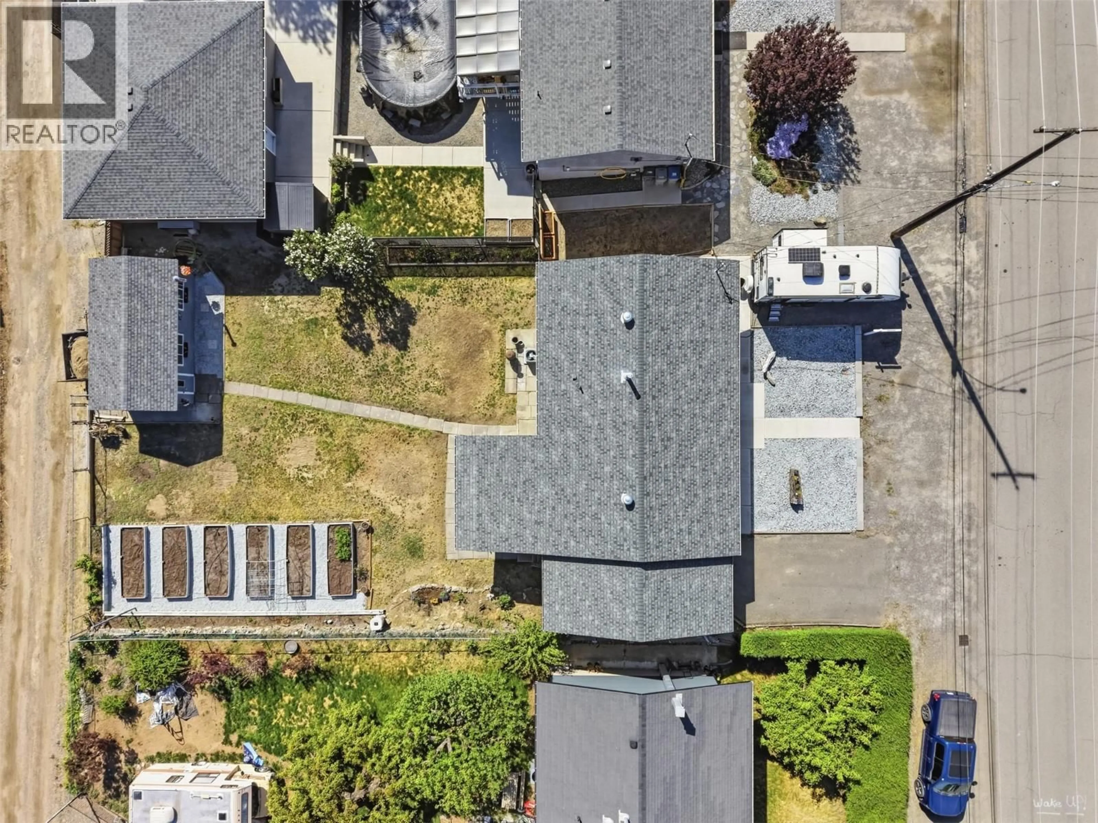 A pic from outside/outdoor area/front of a property/back of a property/a pic from drone, street for 881 PEMBROKE AVENUE, Kamloops British Columbia V2B1Z2