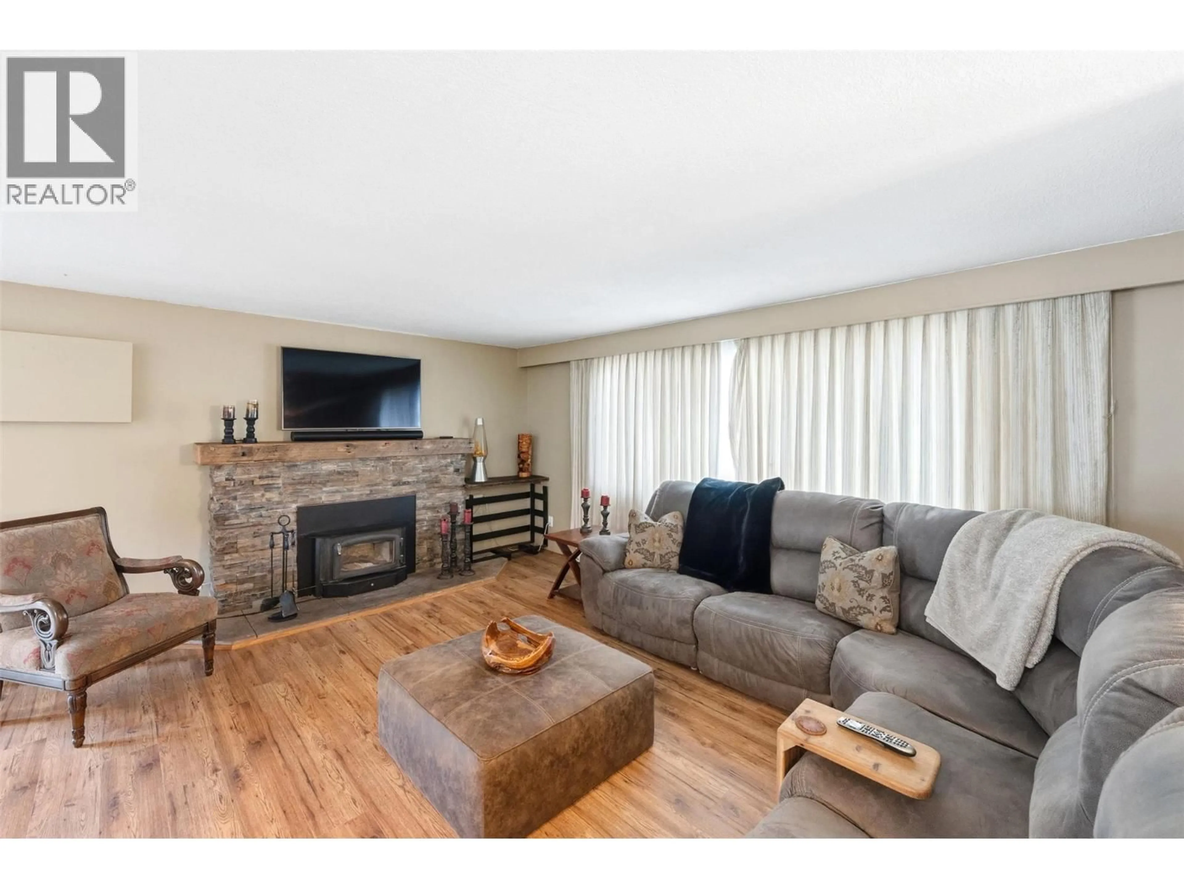 Living room with furniture, wood/laminate floor for 617 3RD AVENUE, Keremeos British Columbia V0X1N2