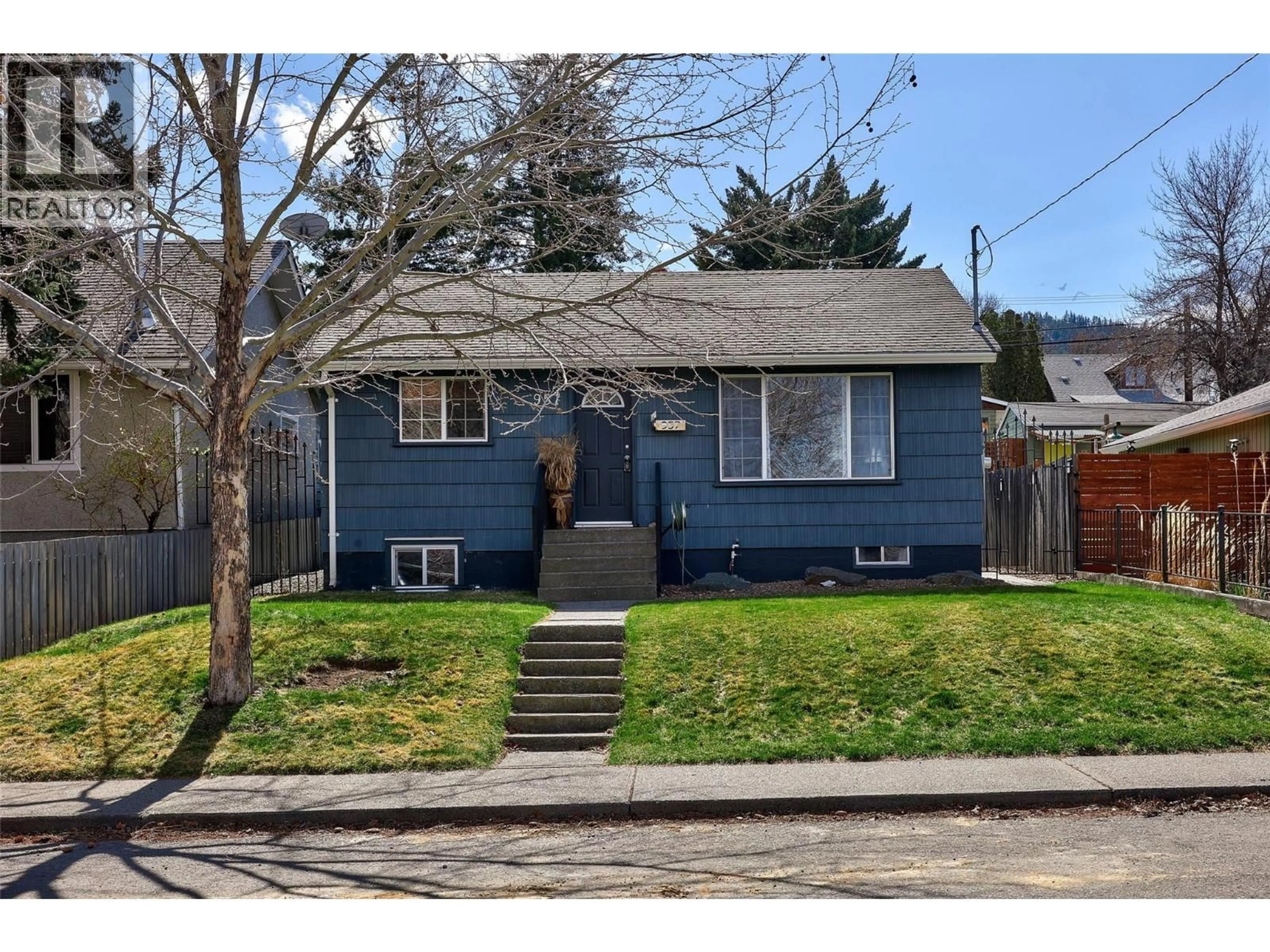 Home with vinyl exterior material, street for 957 PINE STREET, Kamloops British Columbia V2C3A3