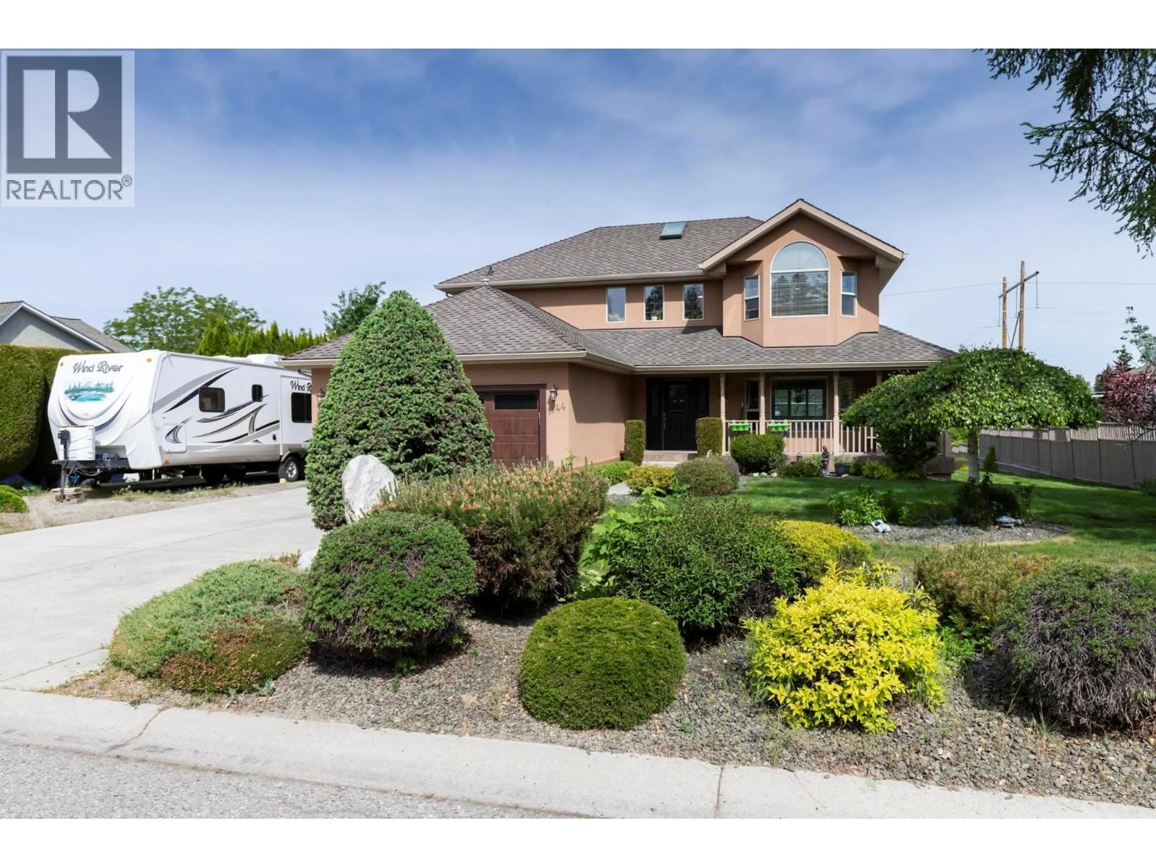 Home with vinyl exterior material, street for 1544 WOODRIDGE ROAD, Kelowna British Columbia V1W2Z9