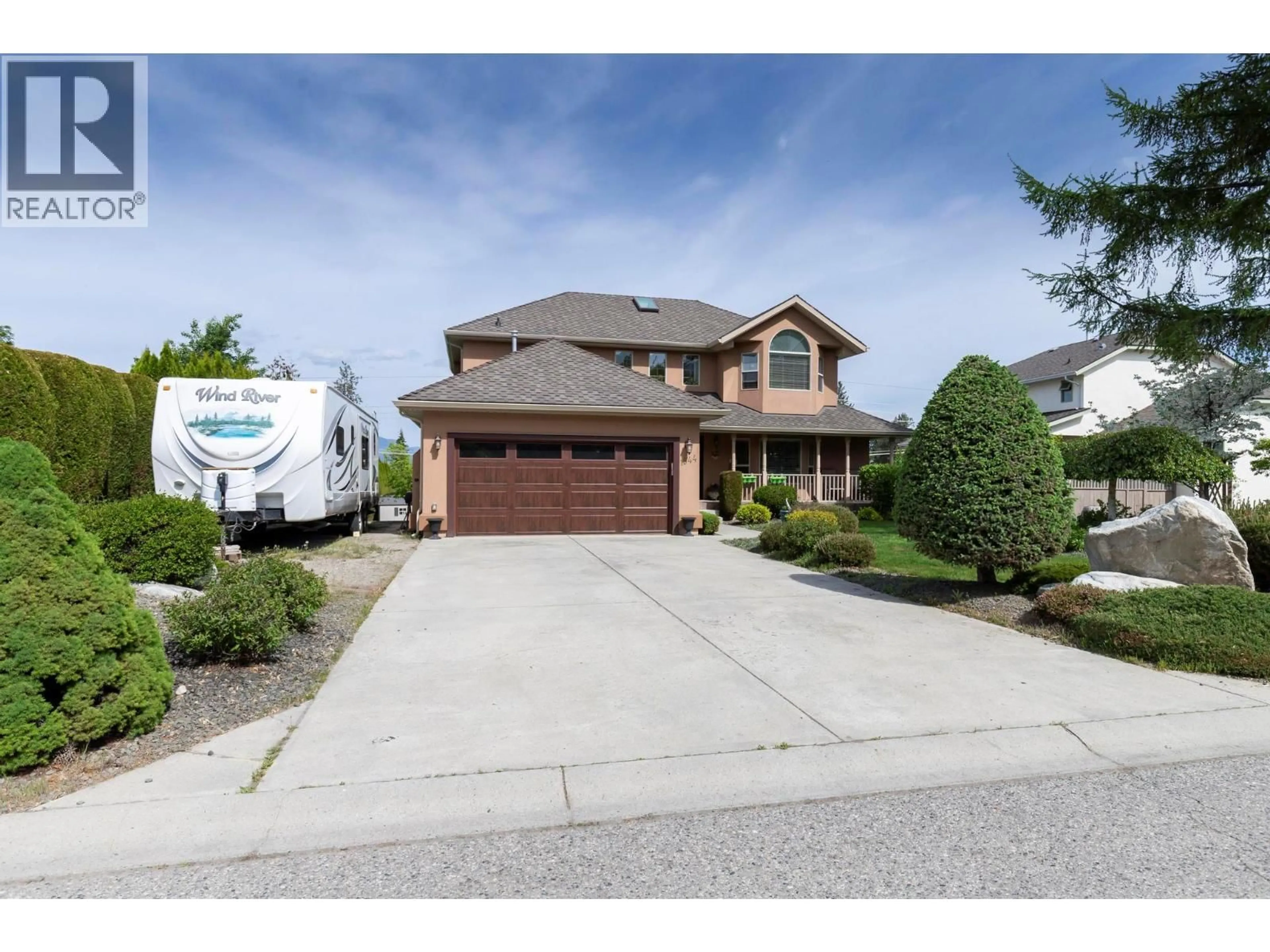 Home with vinyl exterior material, street for 1544 WOODRIDGE ROAD, Kelowna British Columbia V1W2Z9