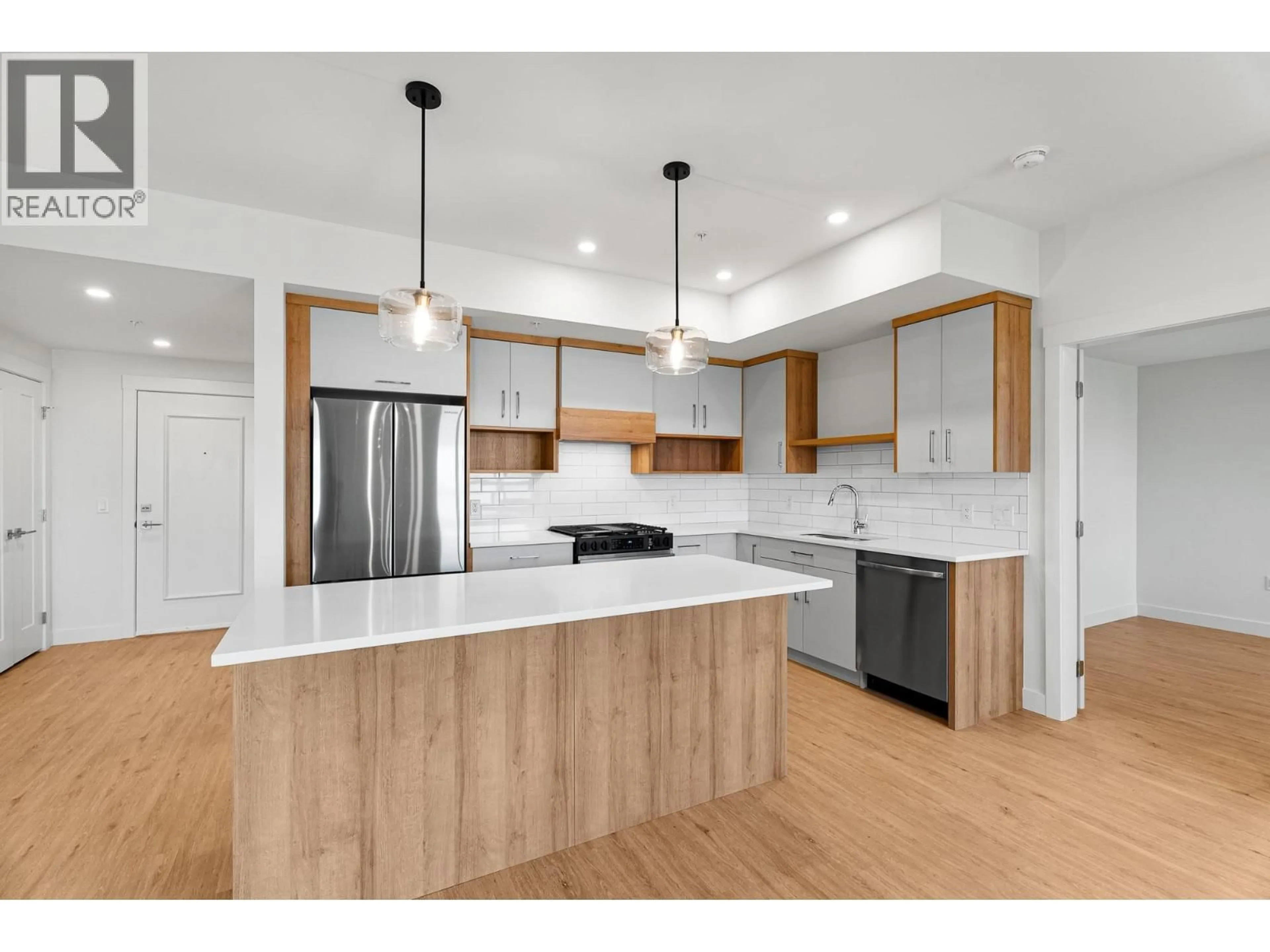 Open concept kitchen, wood/laminate floor for 104 - 1844 QU'APPELLE BOULEVARD, Kamloops British Columbia V2E0E8