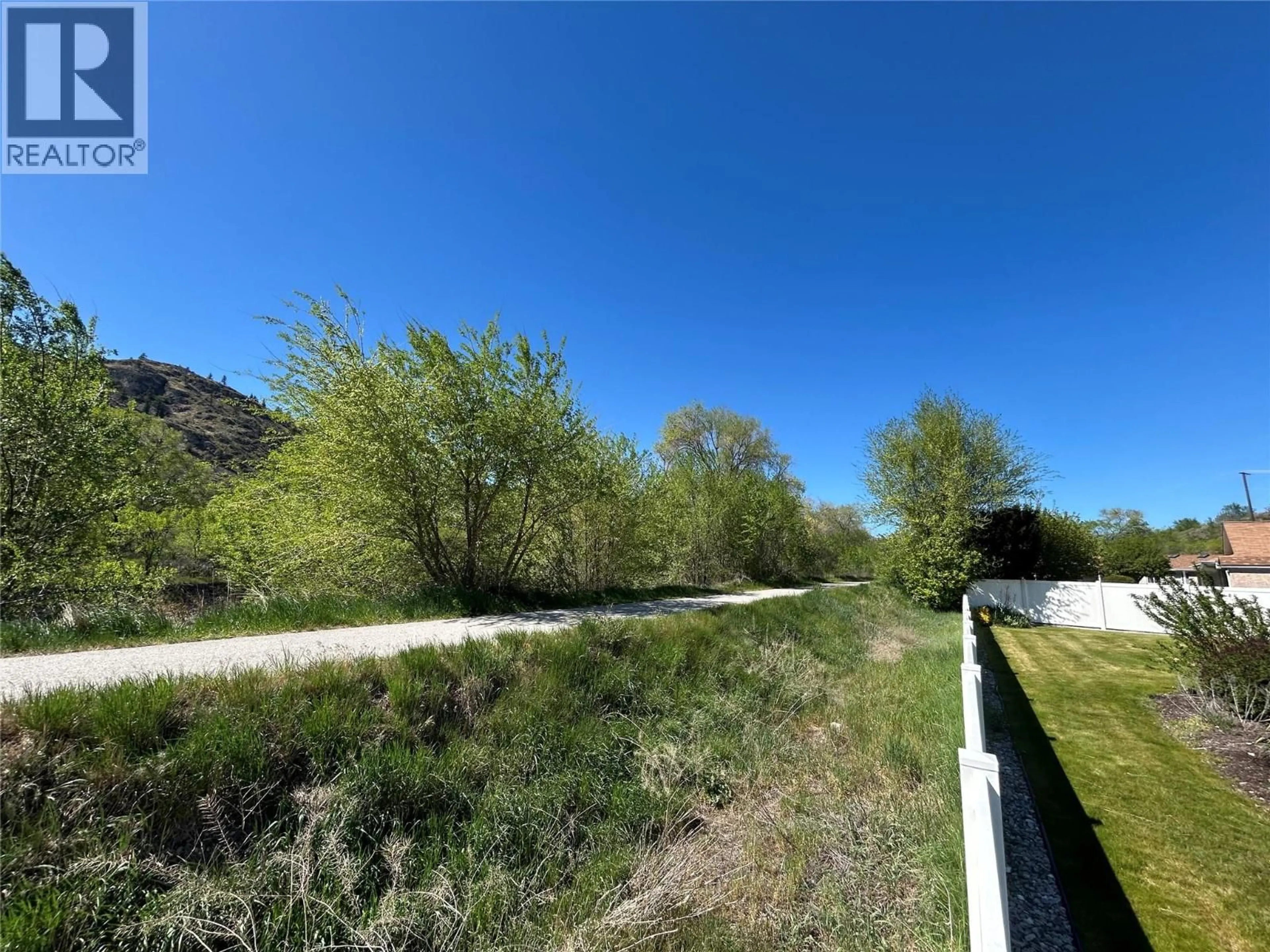 Blurry image for 9 - 145 REDWING PLACE, Oliver British Columbia V0H1T4
