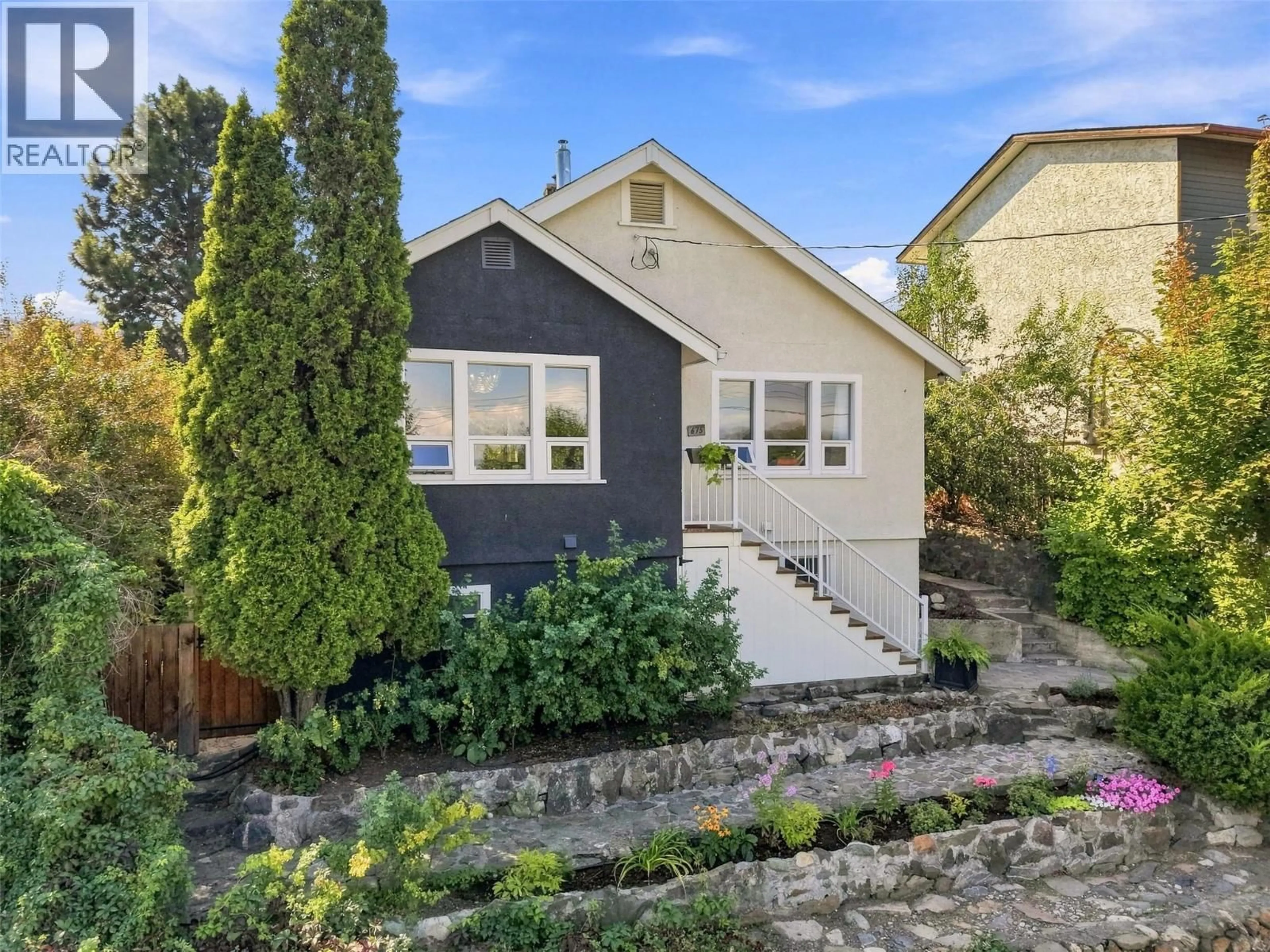 Home with vinyl exterior material, street for 675 DOMINION STREET, Kamloops British Columbia V2C2X6