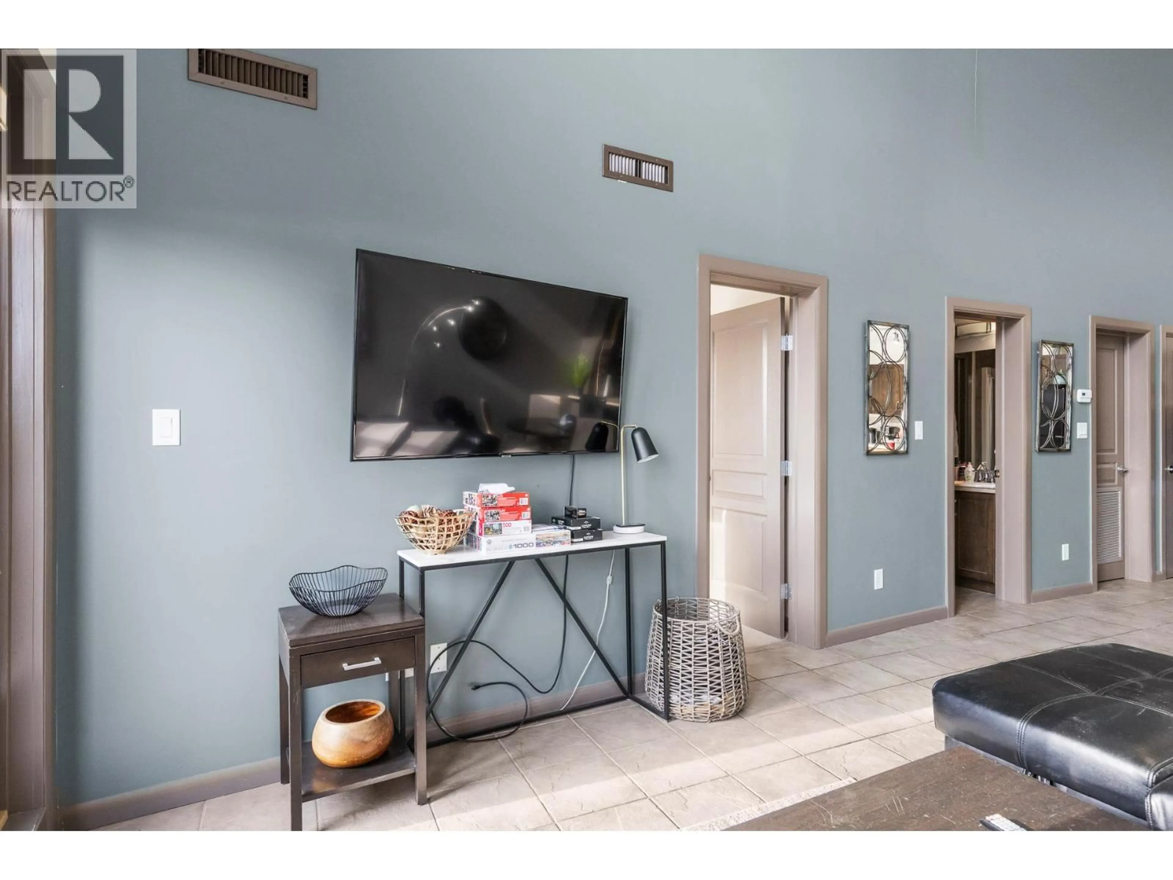 Indoor entryway for 640 - 654 COOK ROAD, Kelowna British Columbia V1W3G7
