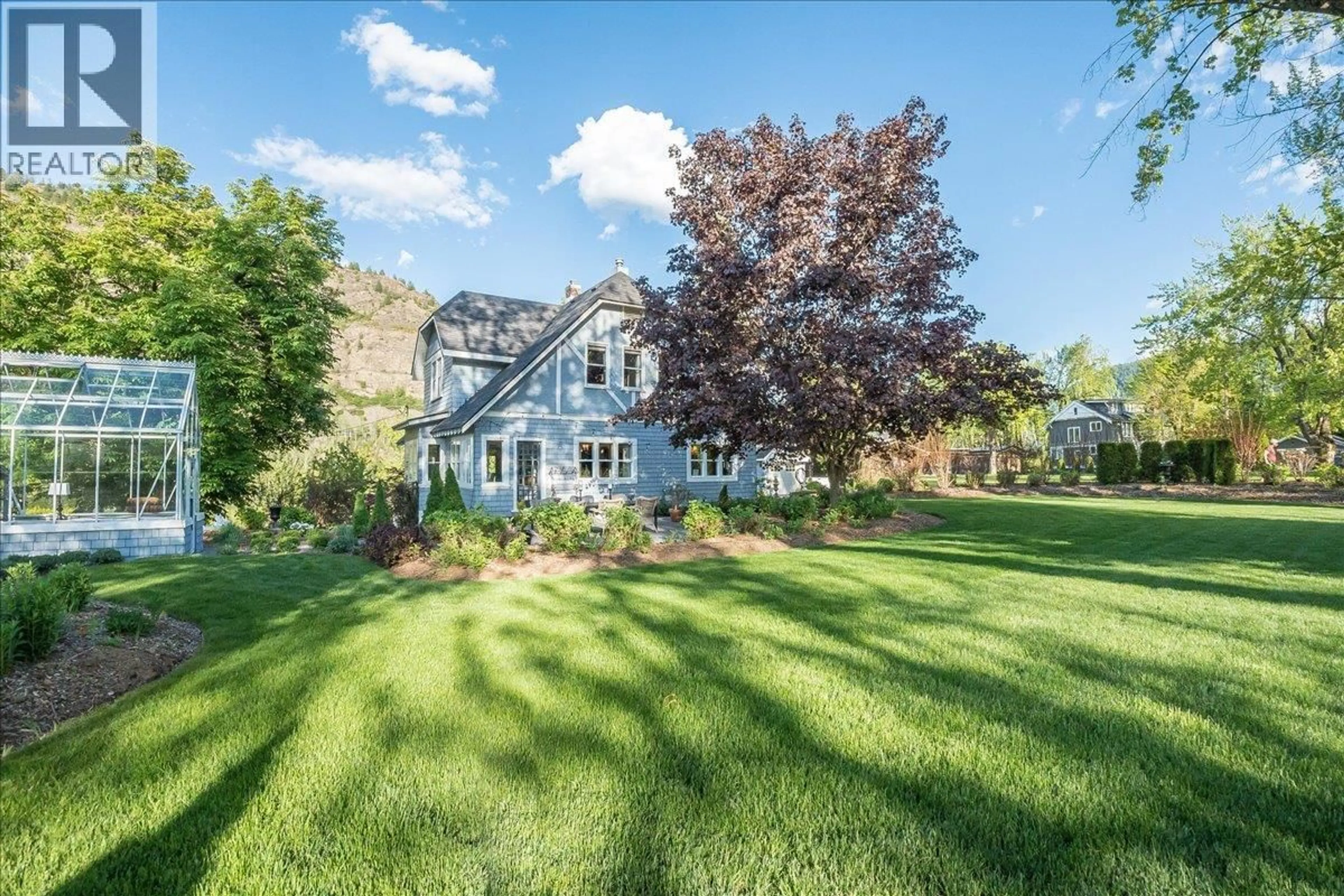A pic from outside/outdoor area/front of a property/back of a property/a pic from drone, unknown for 102 RITCHIE AVENUE, Trail British Columbia V1R1G9