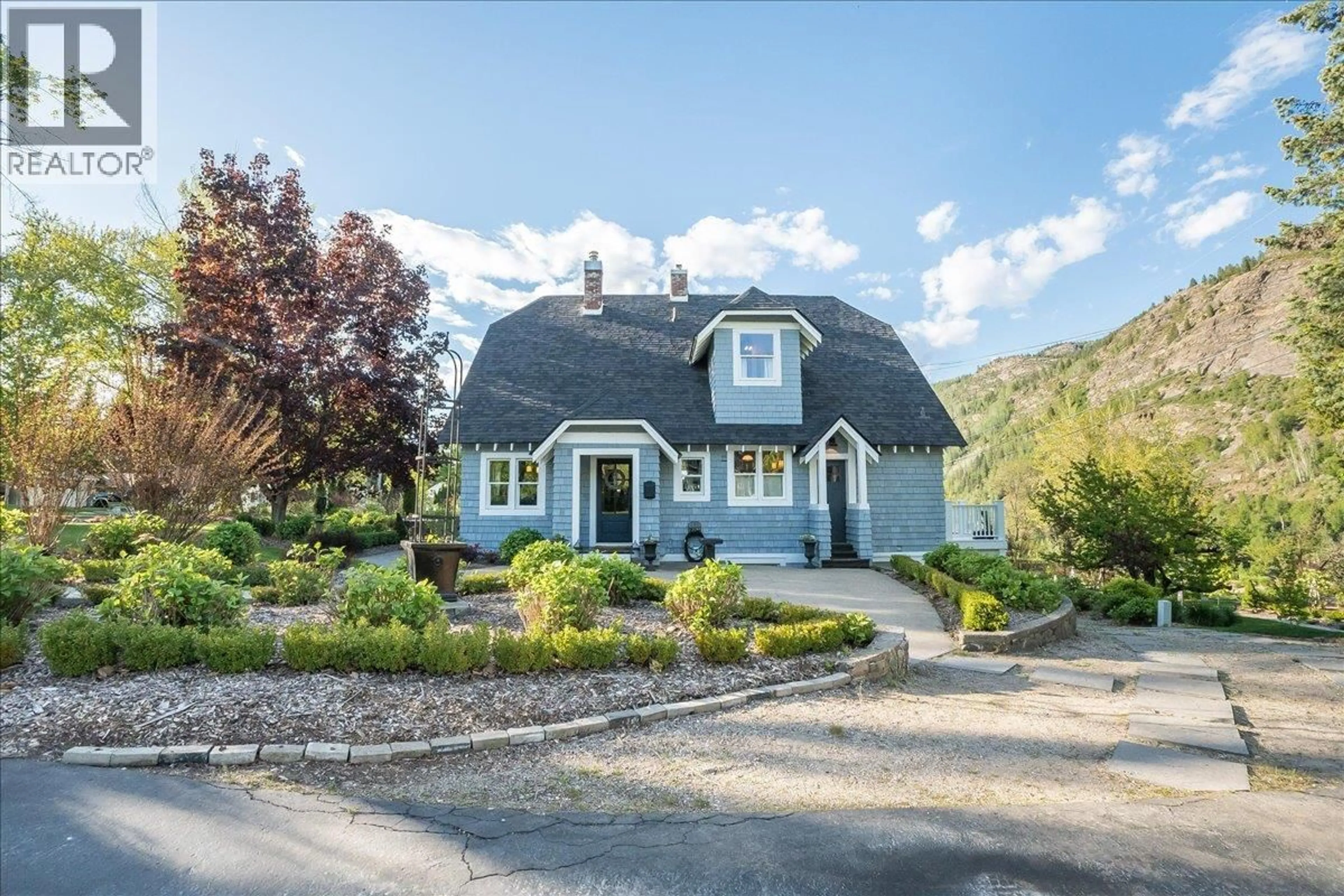 Home with vinyl exterior material, street for 102 RITCHIE AVENUE, Trail British Columbia V1R1G9