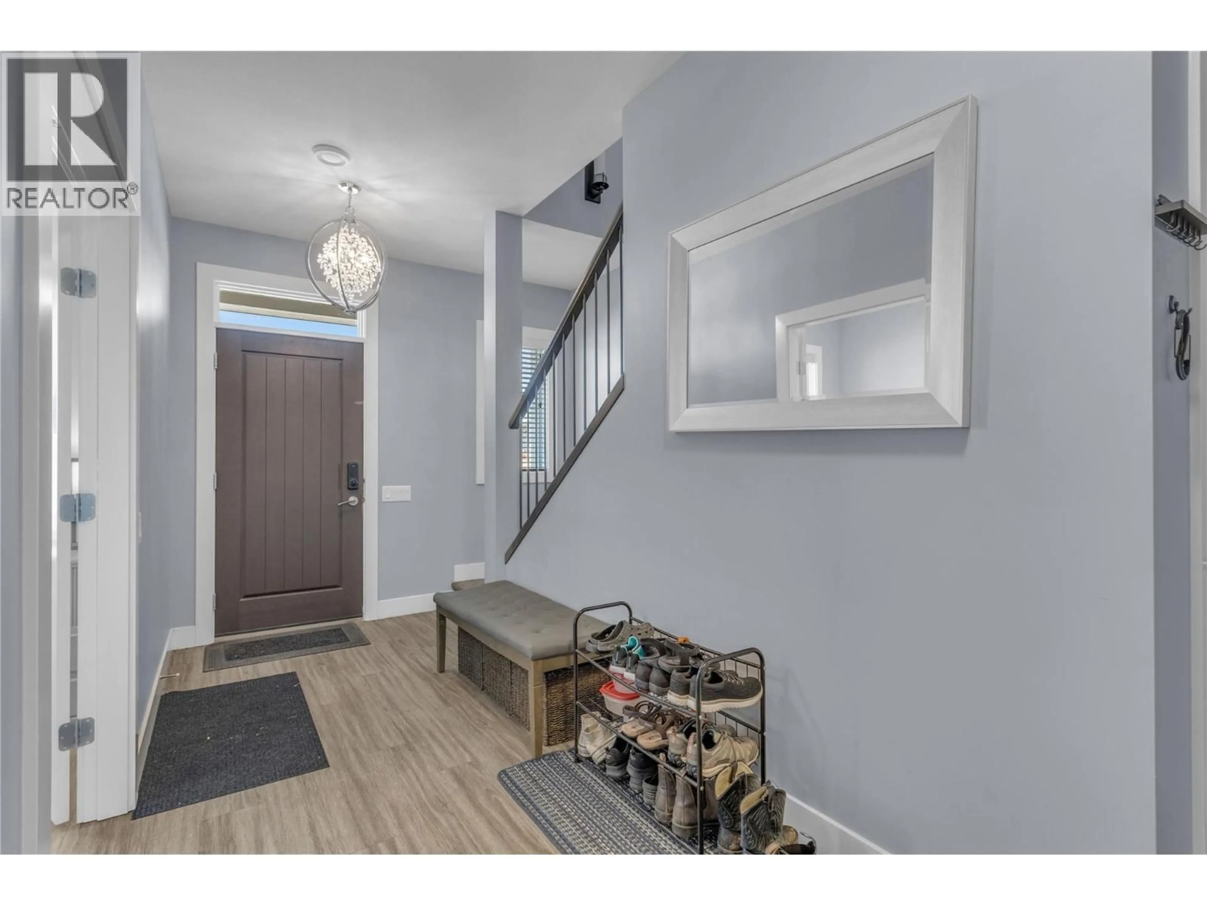 Indoor entryway for 1955 FOXTAIL TERRACE, Kelowna British Columbia V1P1T9