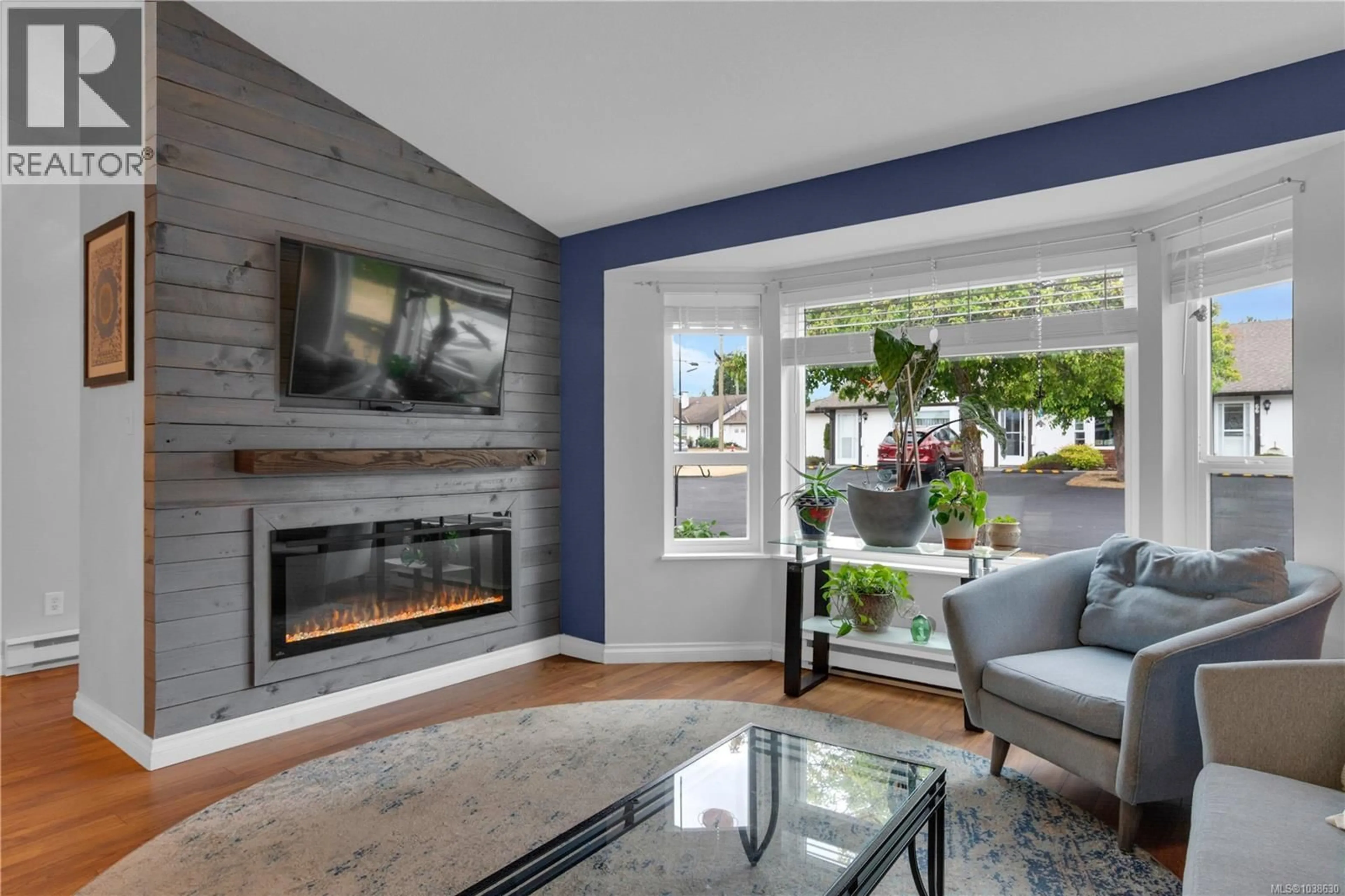 Living room with furniture, wood/laminate floor for 63 - 120 FINHOLM STREET NORTH, Parksville British Columbia V9P1J5