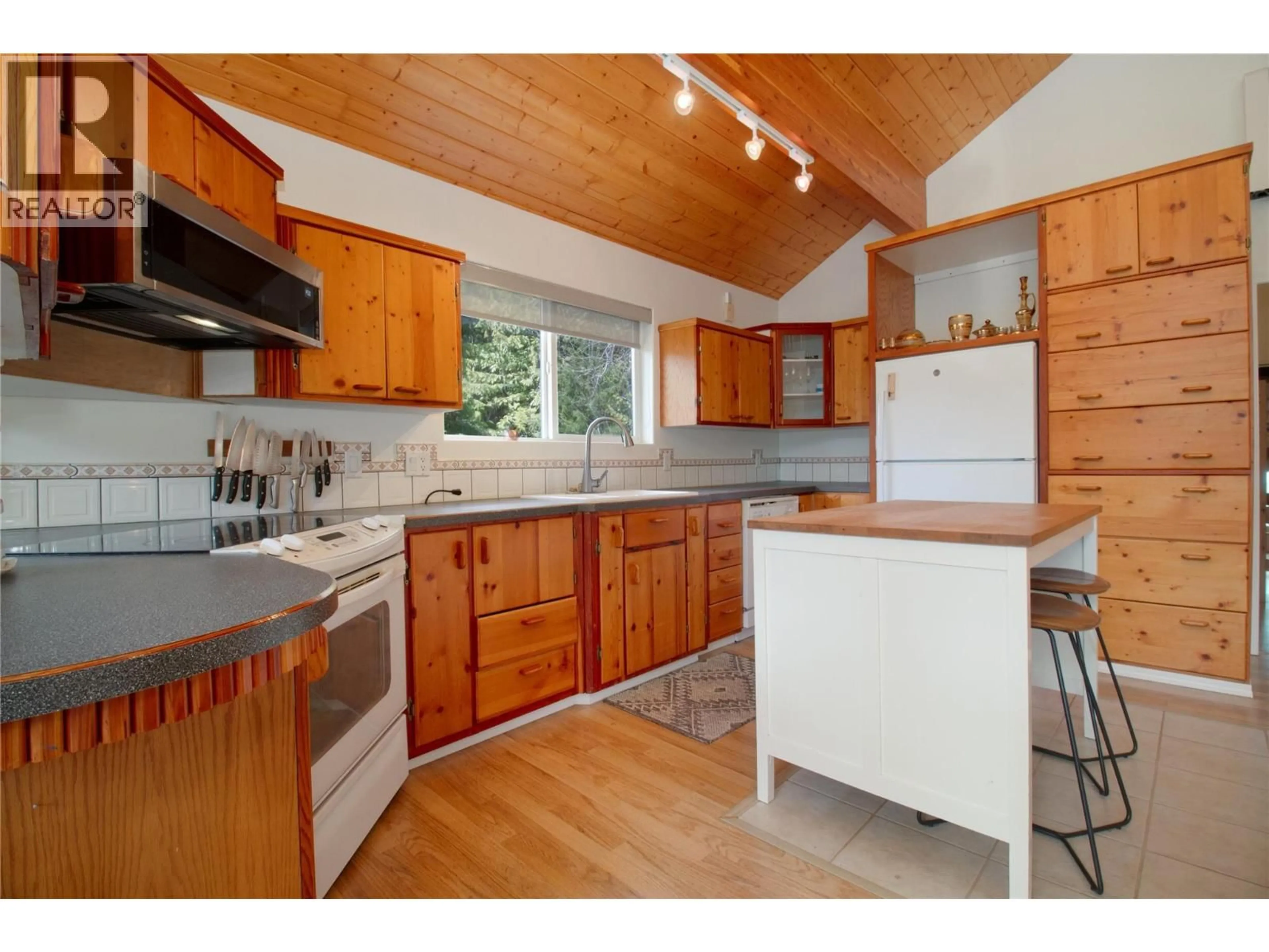 Open concept kitchen, wood/laminate floor for SAWCZUK ROAD, Trout Lake British Columbia V0G1R2