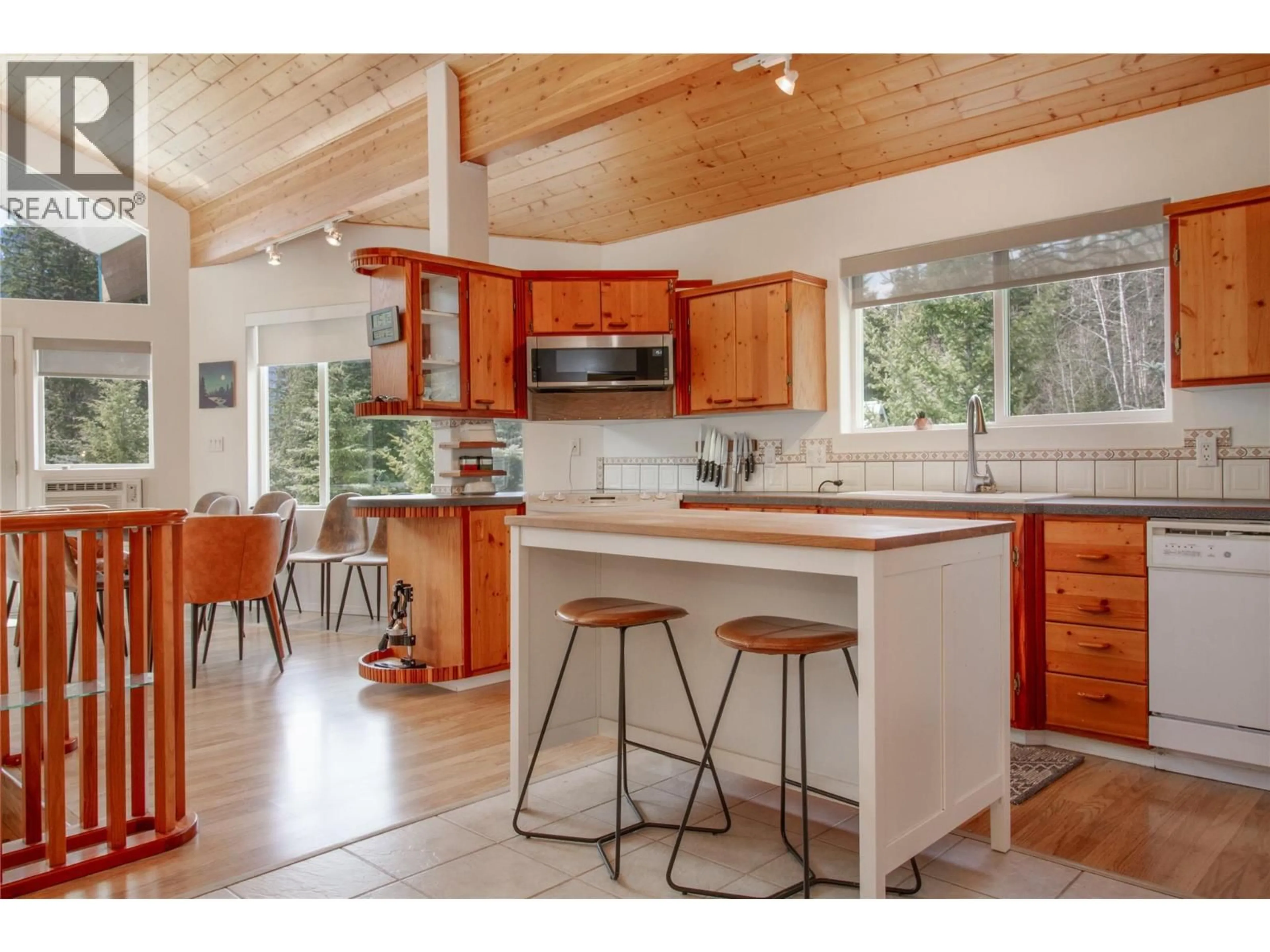 Open concept kitchen, unknown for SAWCZUK ROAD, Trout Lake British Columbia V0G1R2