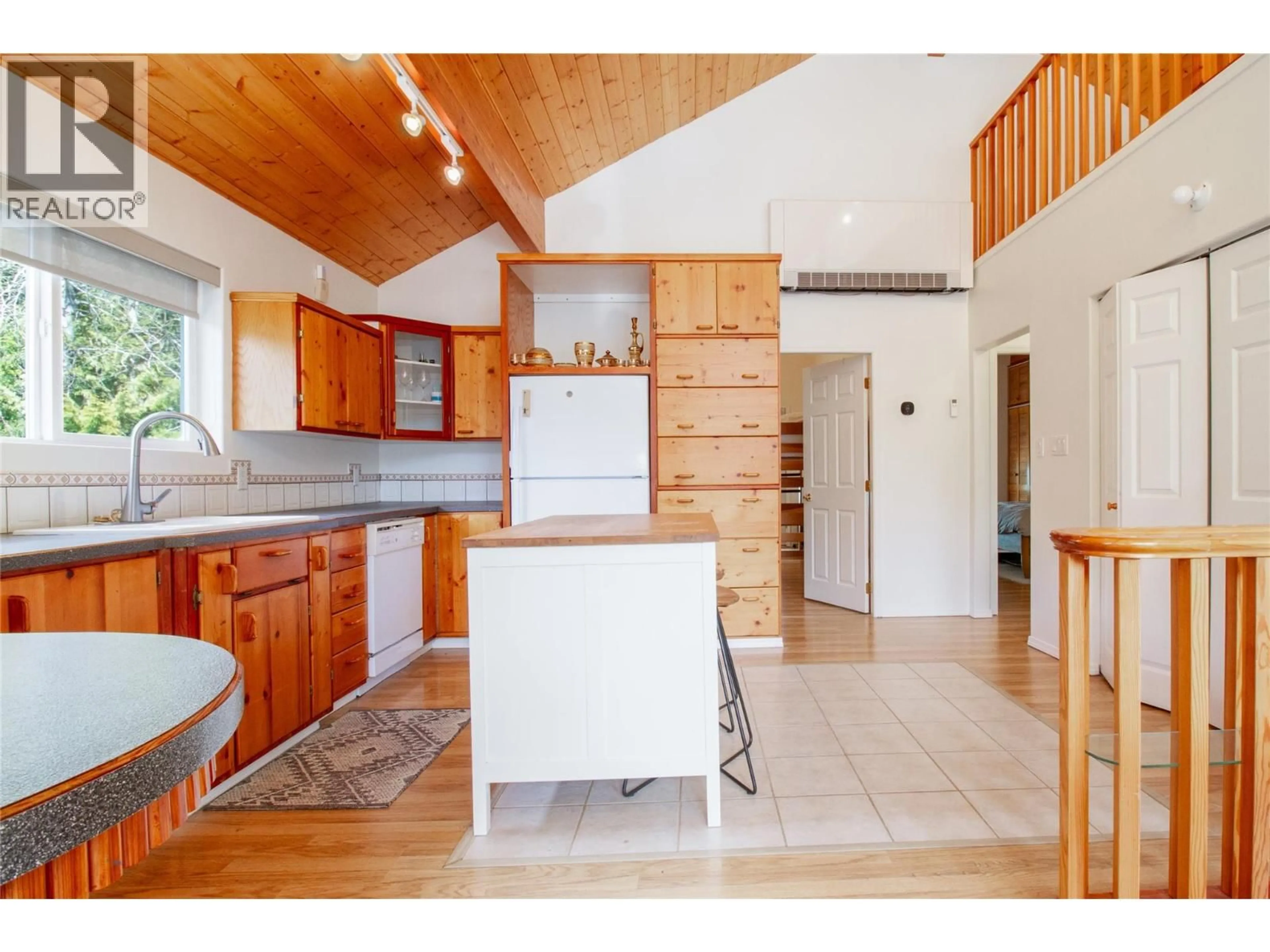 Open concept kitchen, unknown for SAWCZUK ROAD, Trout Lake British Columbia V0G1R2