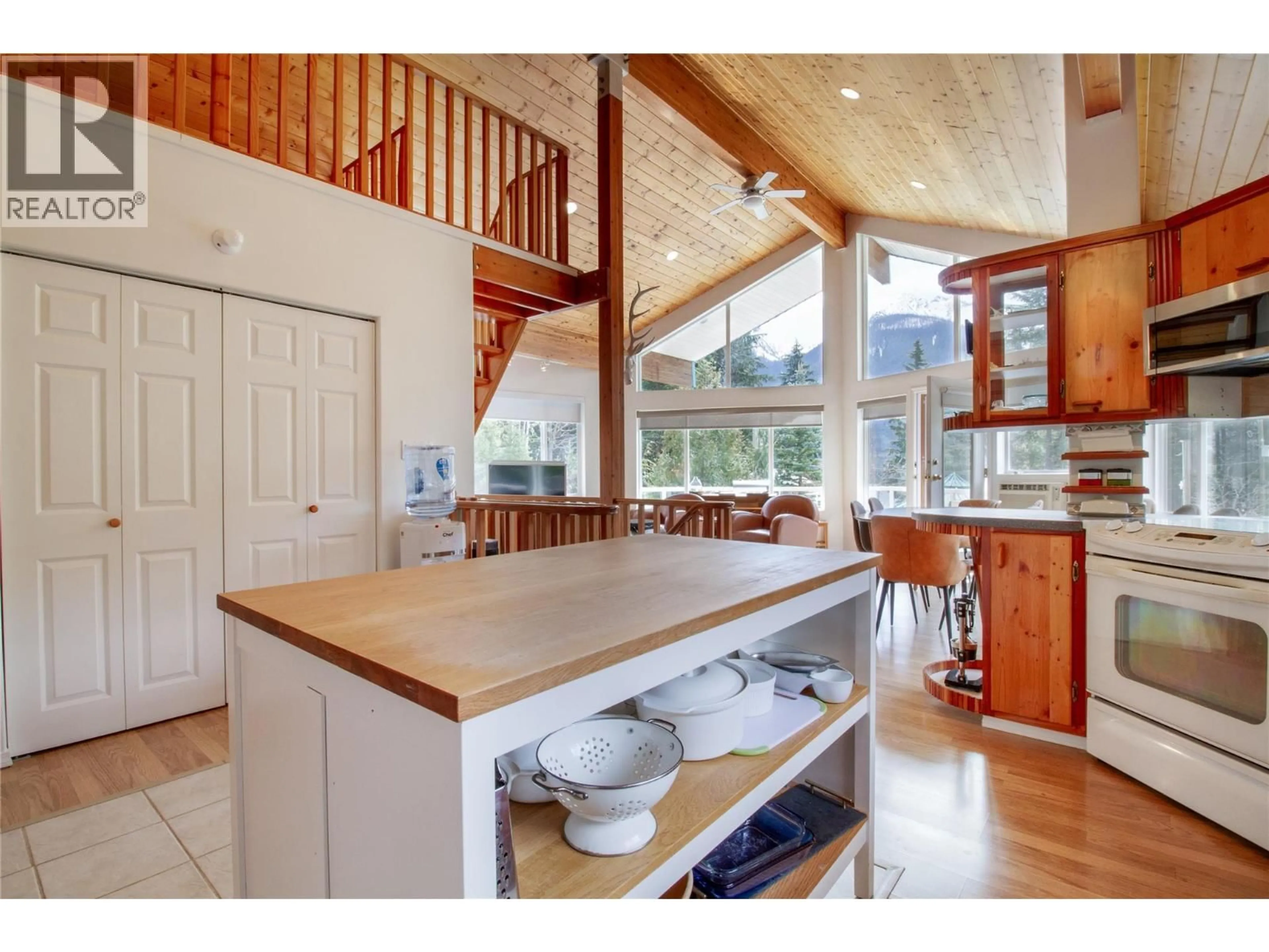 Open concept kitchen, unknown for SAWCZUK ROAD, Trout Lake British Columbia V0G1R2