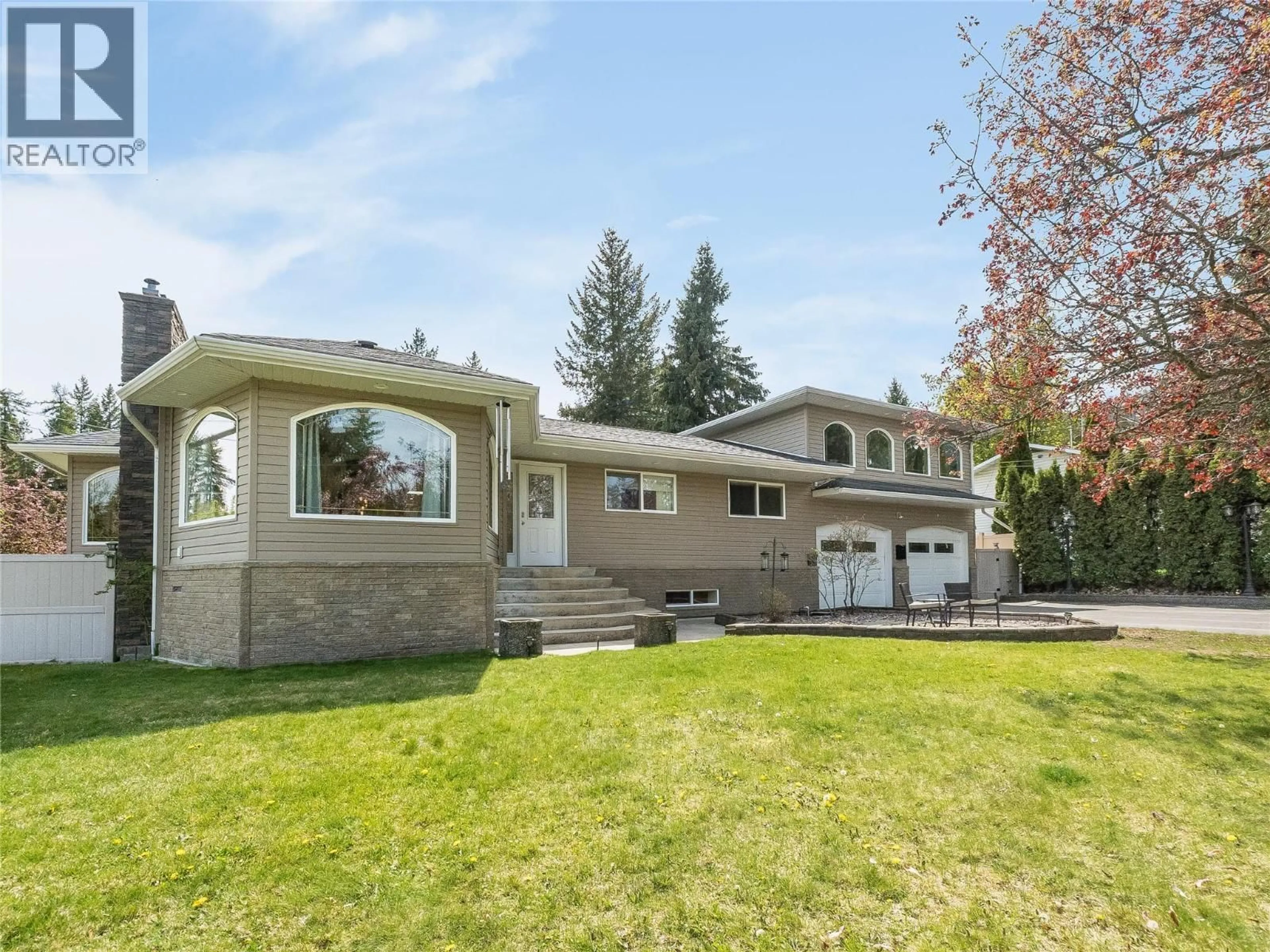 Home with vinyl exterior material, street for 1400 MEADOWBROOK DRIVE, Castlegar British Columbia V1N3M1