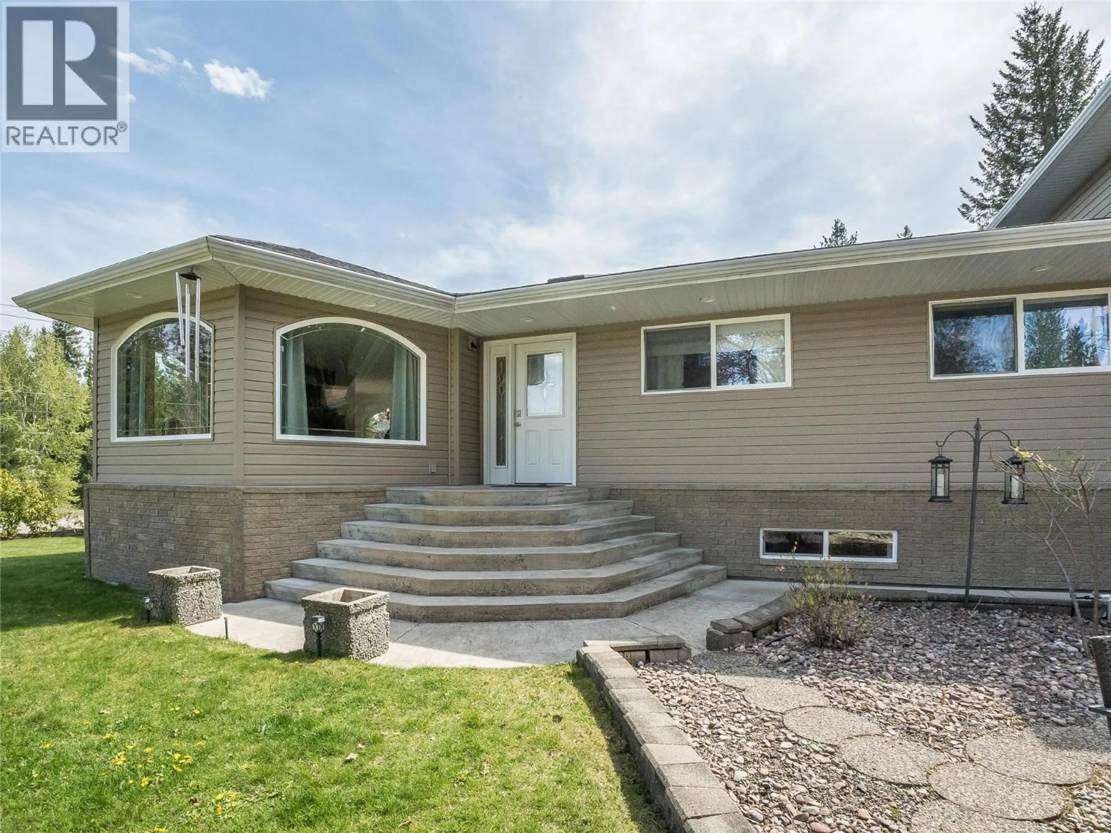 Home with vinyl exterior material, street for 1400 MEADOWBROOK DRIVE, Castlegar British Columbia V1N3M1