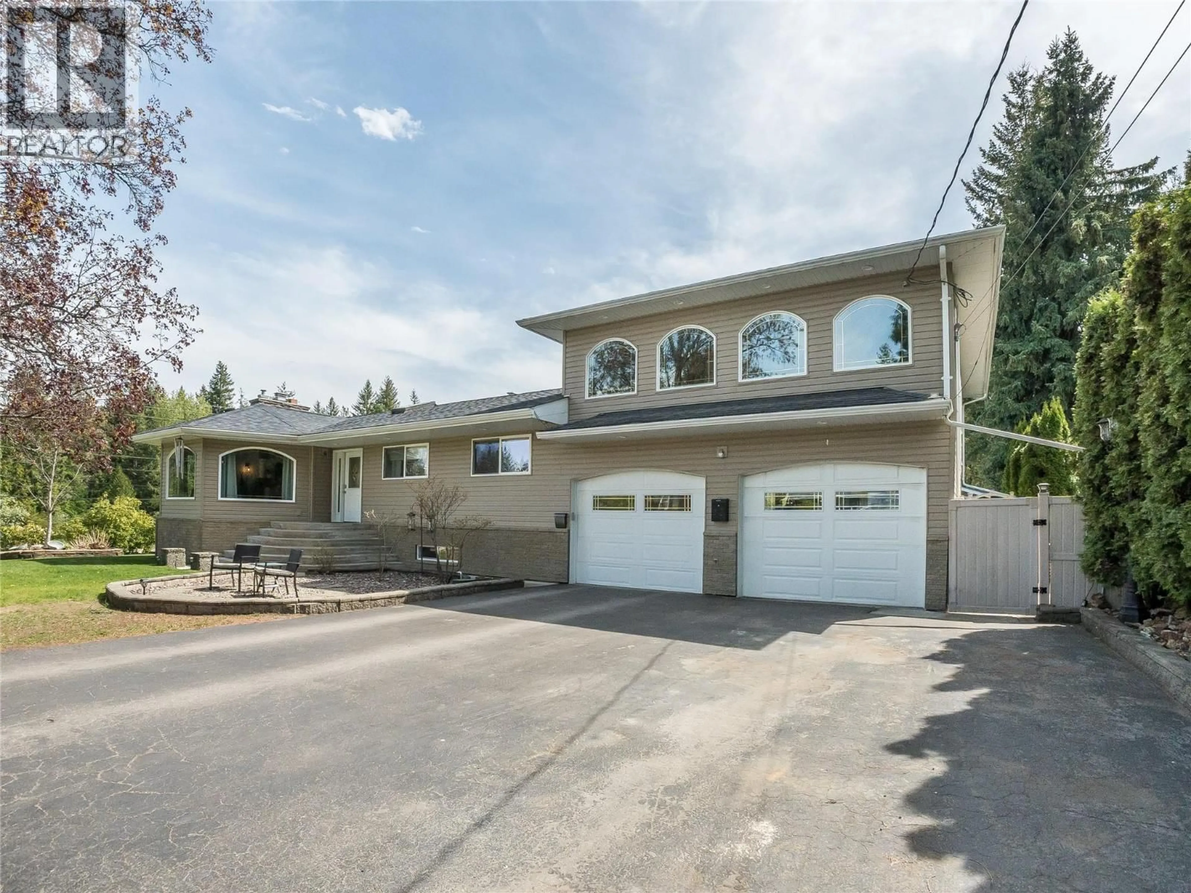 Home with vinyl exterior material, street for 1400 MEADOWBROOK DRIVE, Castlegar British Columbia V1N3M1