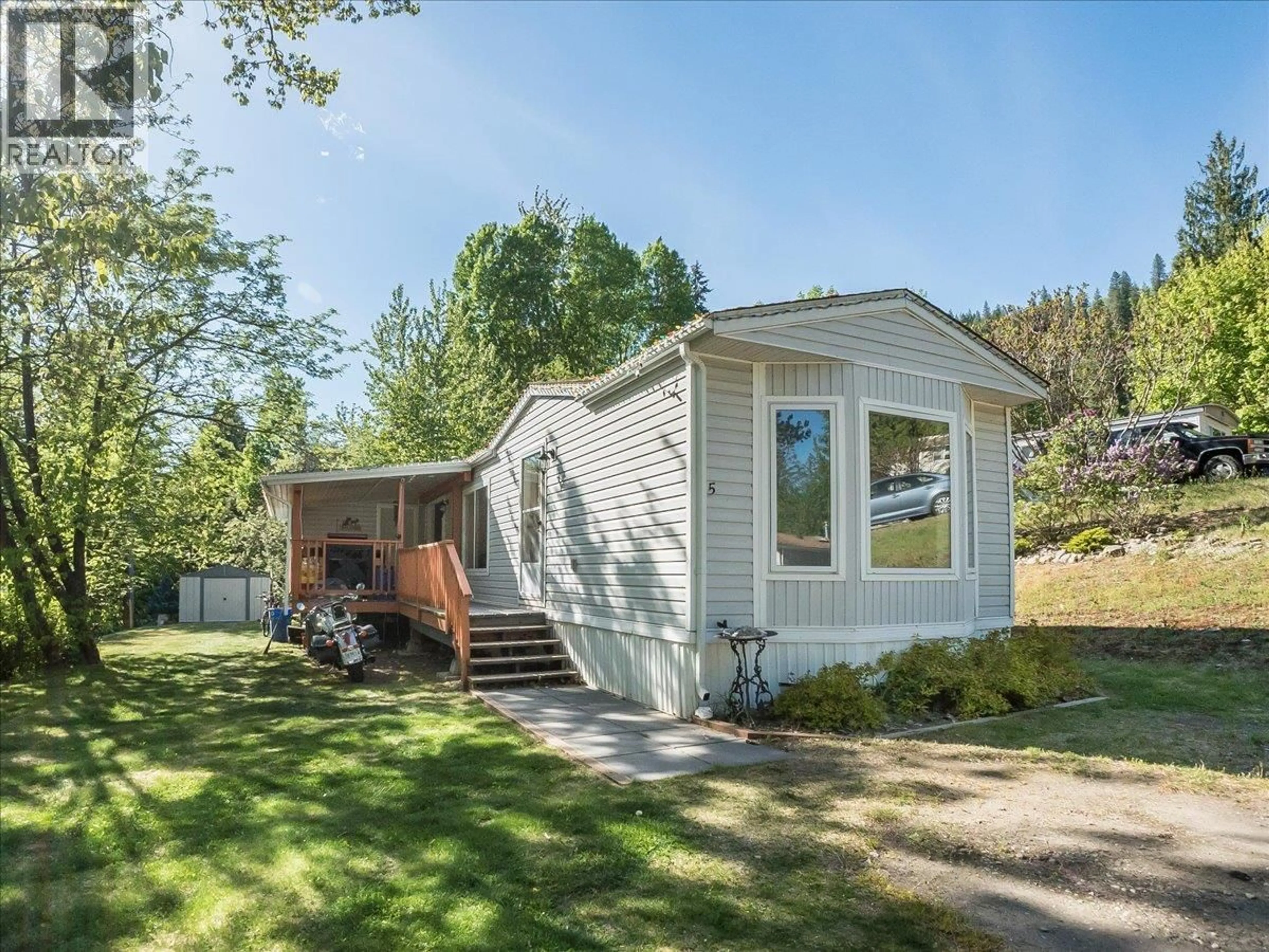 Home with vinyl exterior material, street for 15 - 4029 BROADWATER ROAD, Castlegar British Columbia V1N4V6