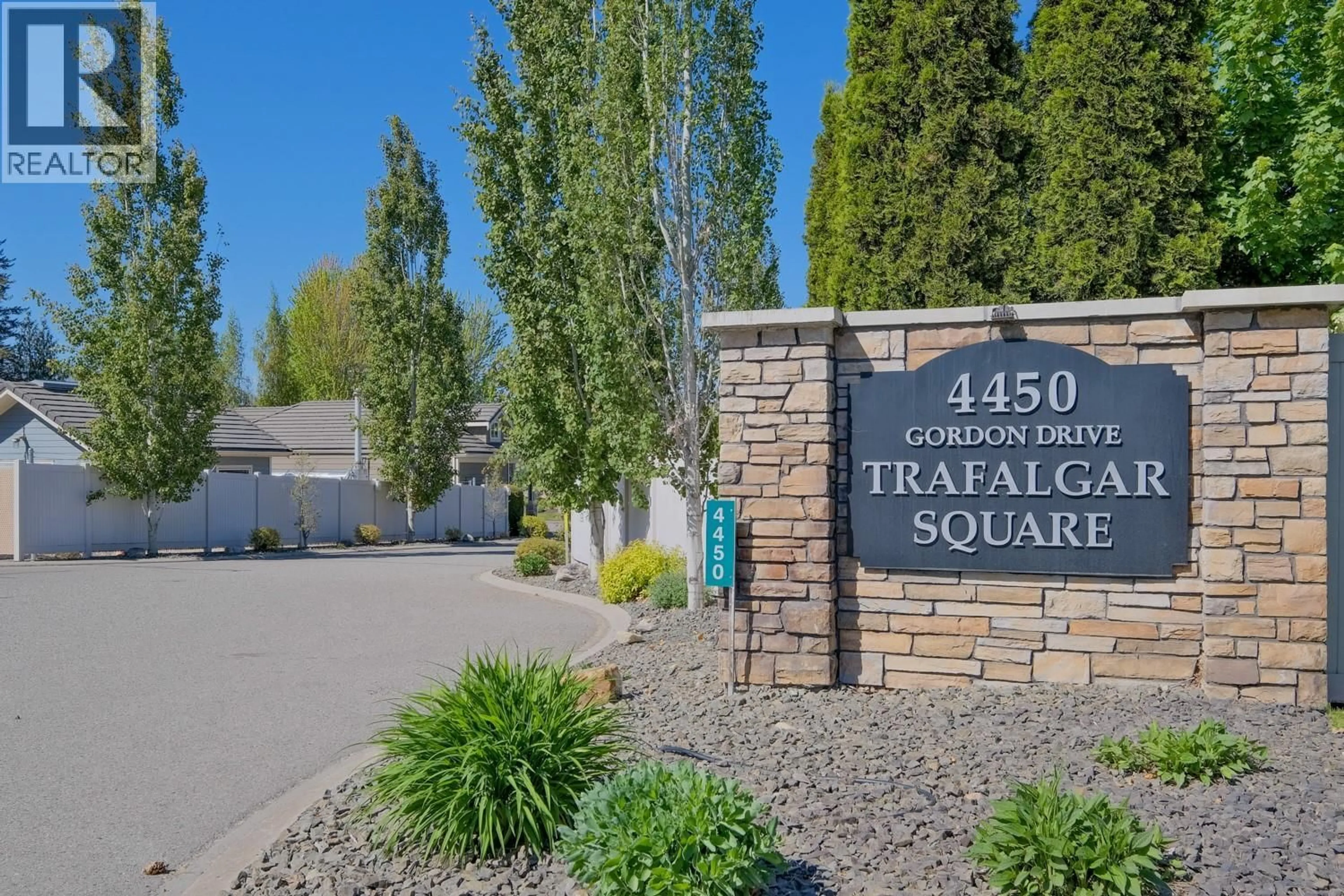 Indoor foyer for 137 - 4450 GORDON DRIVE, Kelowna British Columbia V1W1T1