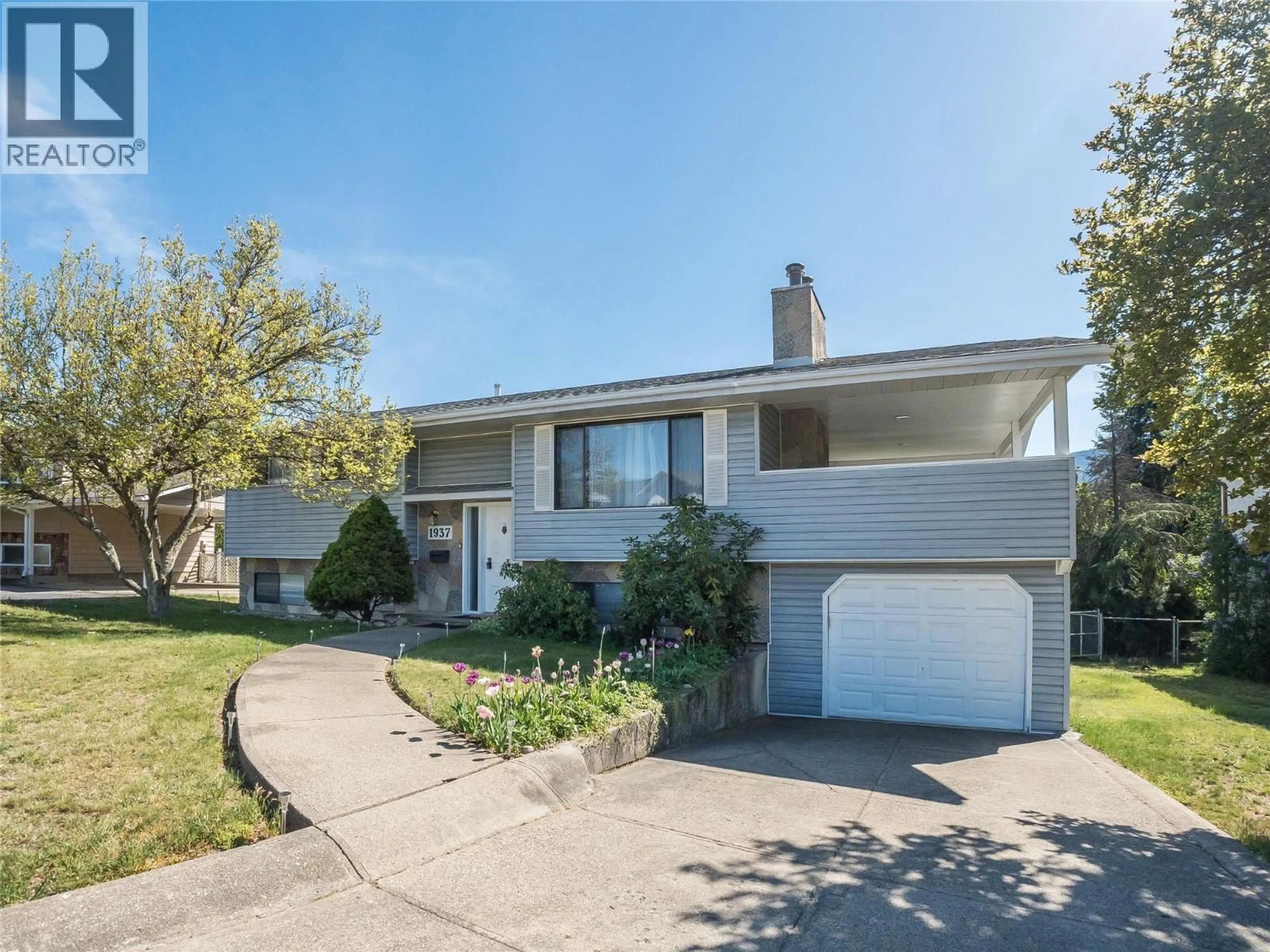 Home with vinyl exterior material, street for 1937 RIVERSIDE CRESCENT, Castlegar British Columbia V1N3W5
