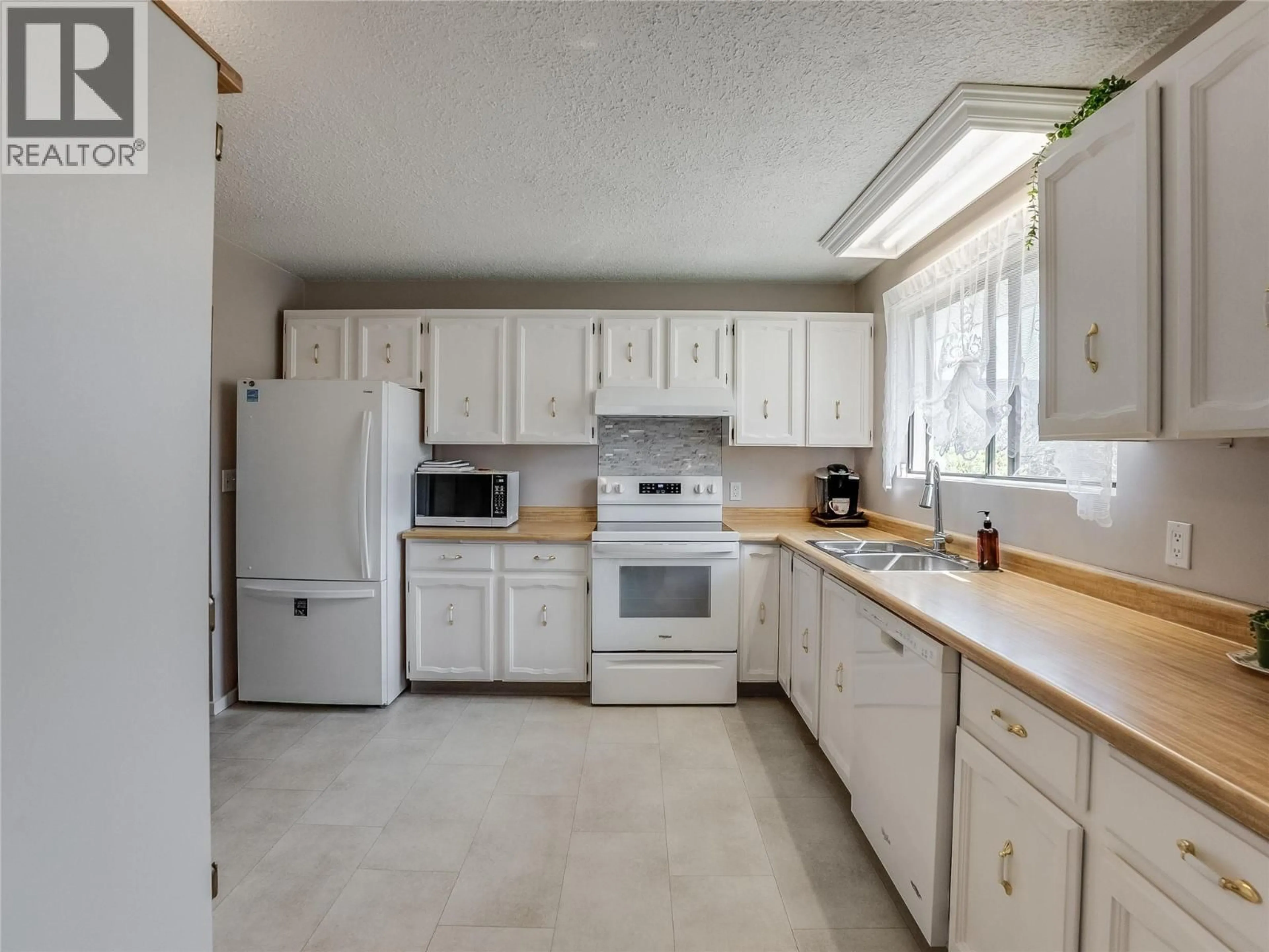 Standard kitchen, unknown for 1937 RIVERSIDE CRESCENT, Castlegar British Columbia V1N3W5