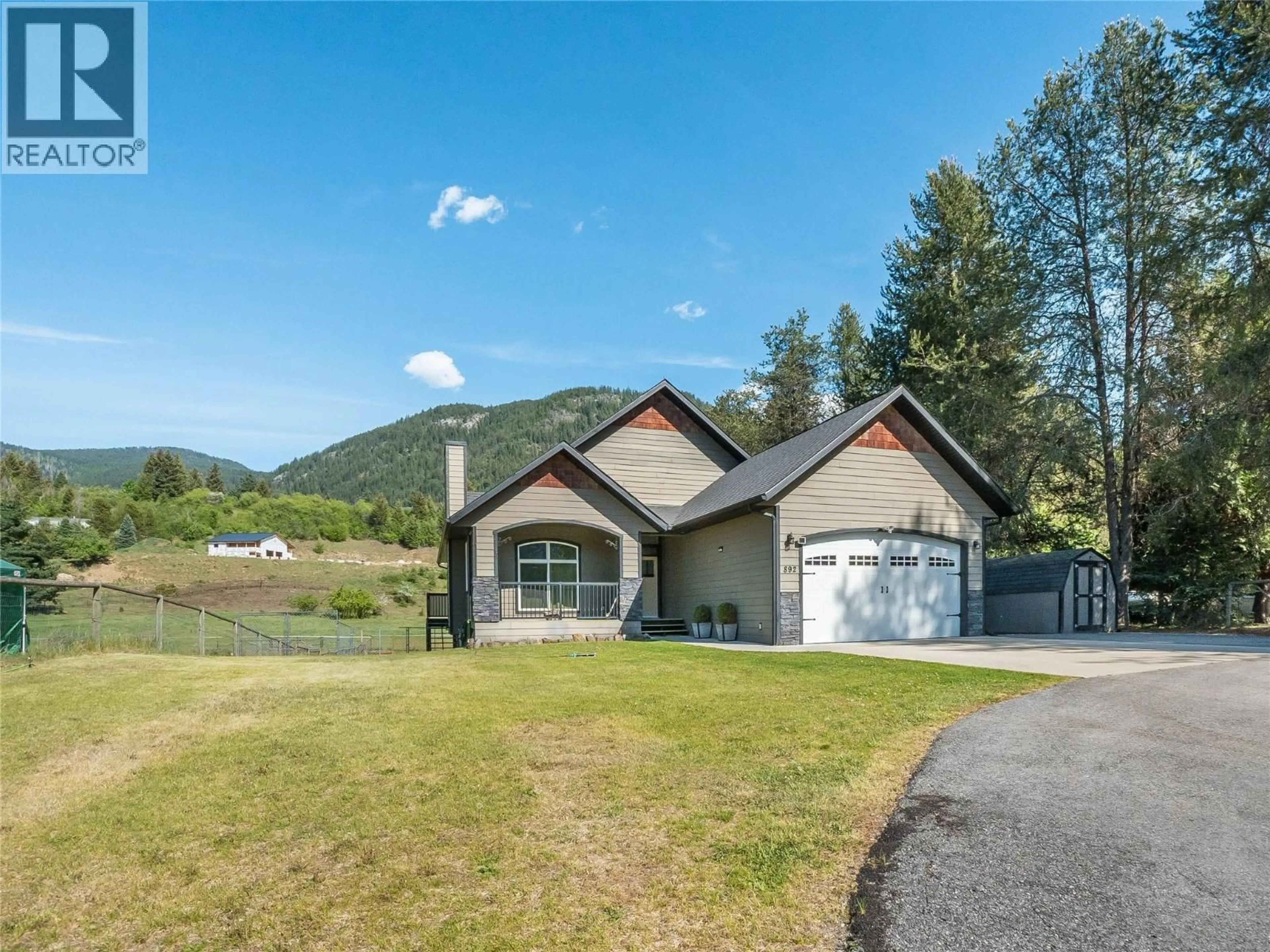 Home with vinyl exterior material, mountain view for 892 WATERLOO ROAD, Castlegar British Columbia V1N4K8
