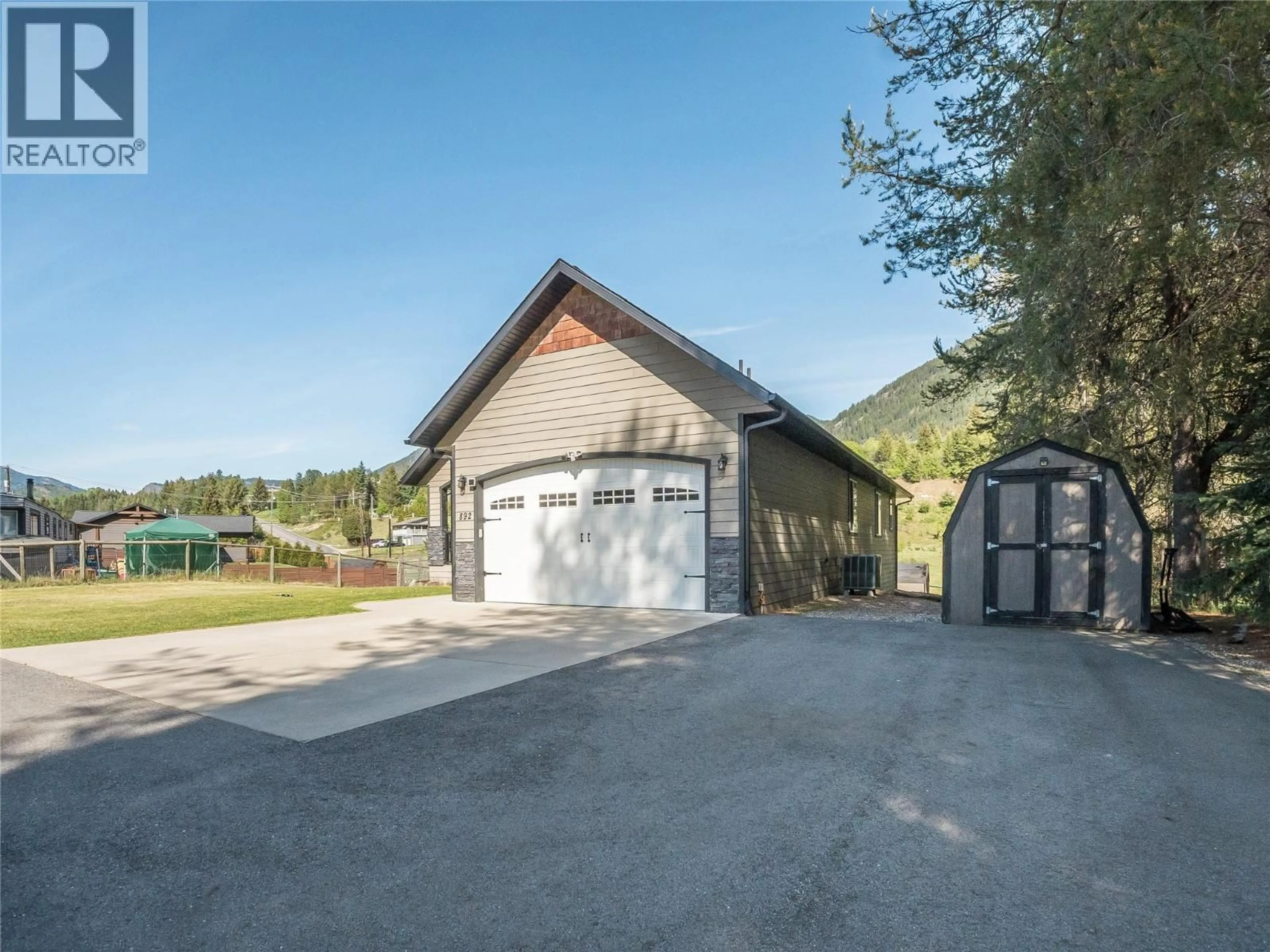 Indoor garage for 892 WATERLOO ROAD, Castlegar British Columbia V1N4K8