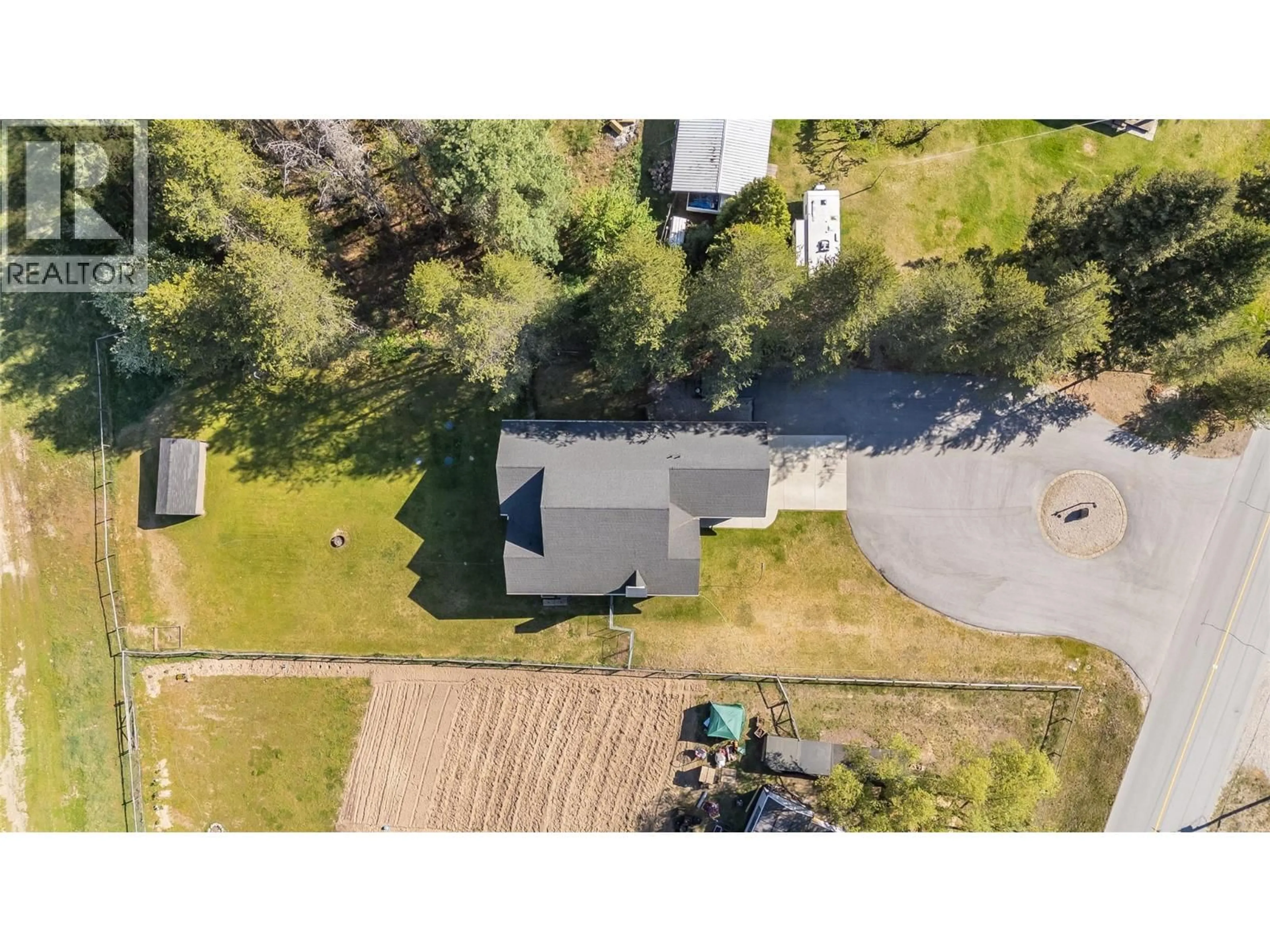 A pic from outside/outdoor area/front of a property/back of a property/a pic from drone, street for 892 WATERLOO ROAD, Castlegar British Columbia V1N4K8