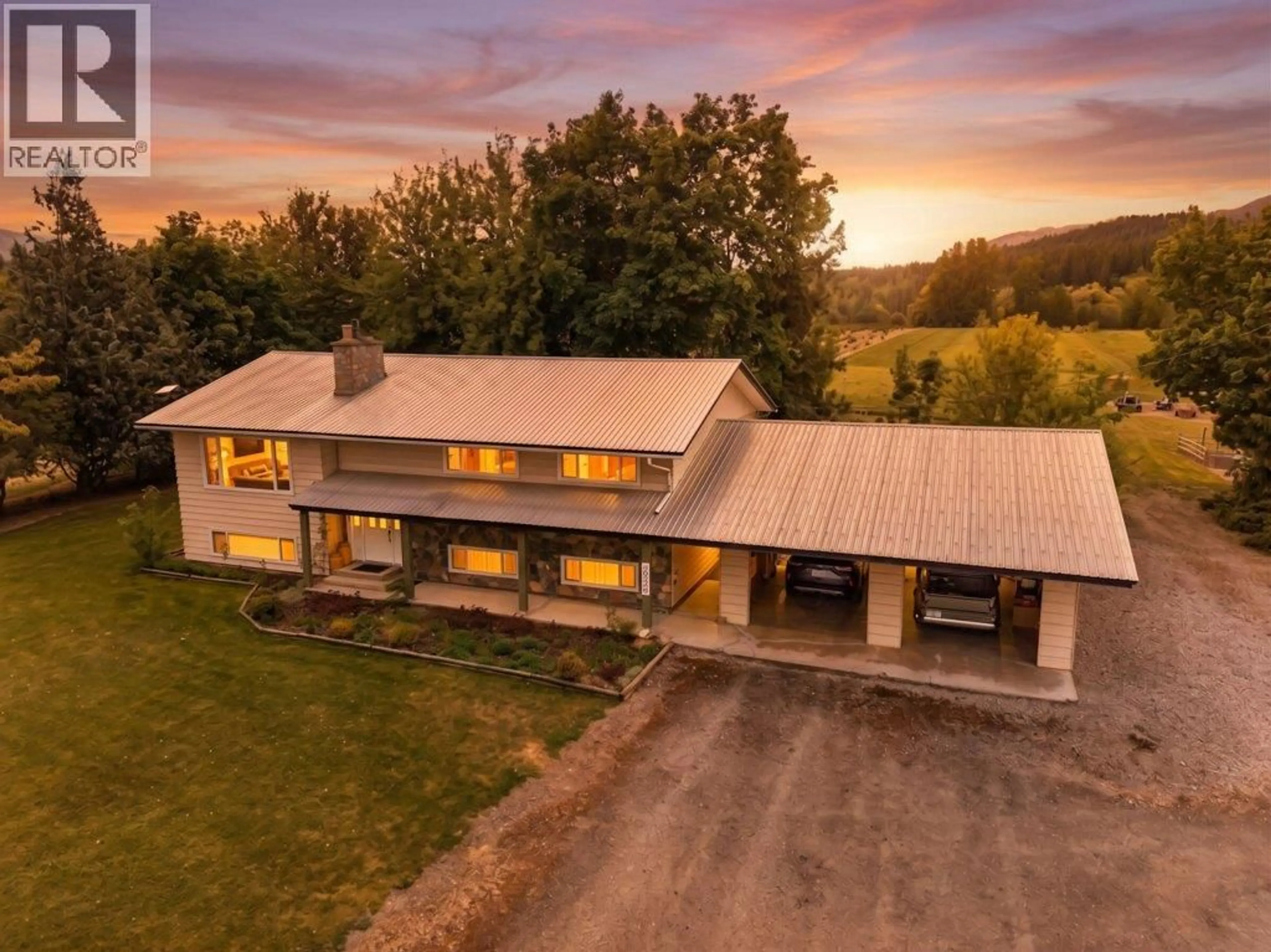 A pic from outside/outdoor area/front of a property/back of a property/a pic from drone, unknown for 3930 10 AVENUE NORTHEAST, Salmon Arm British Columbia V1E2S2