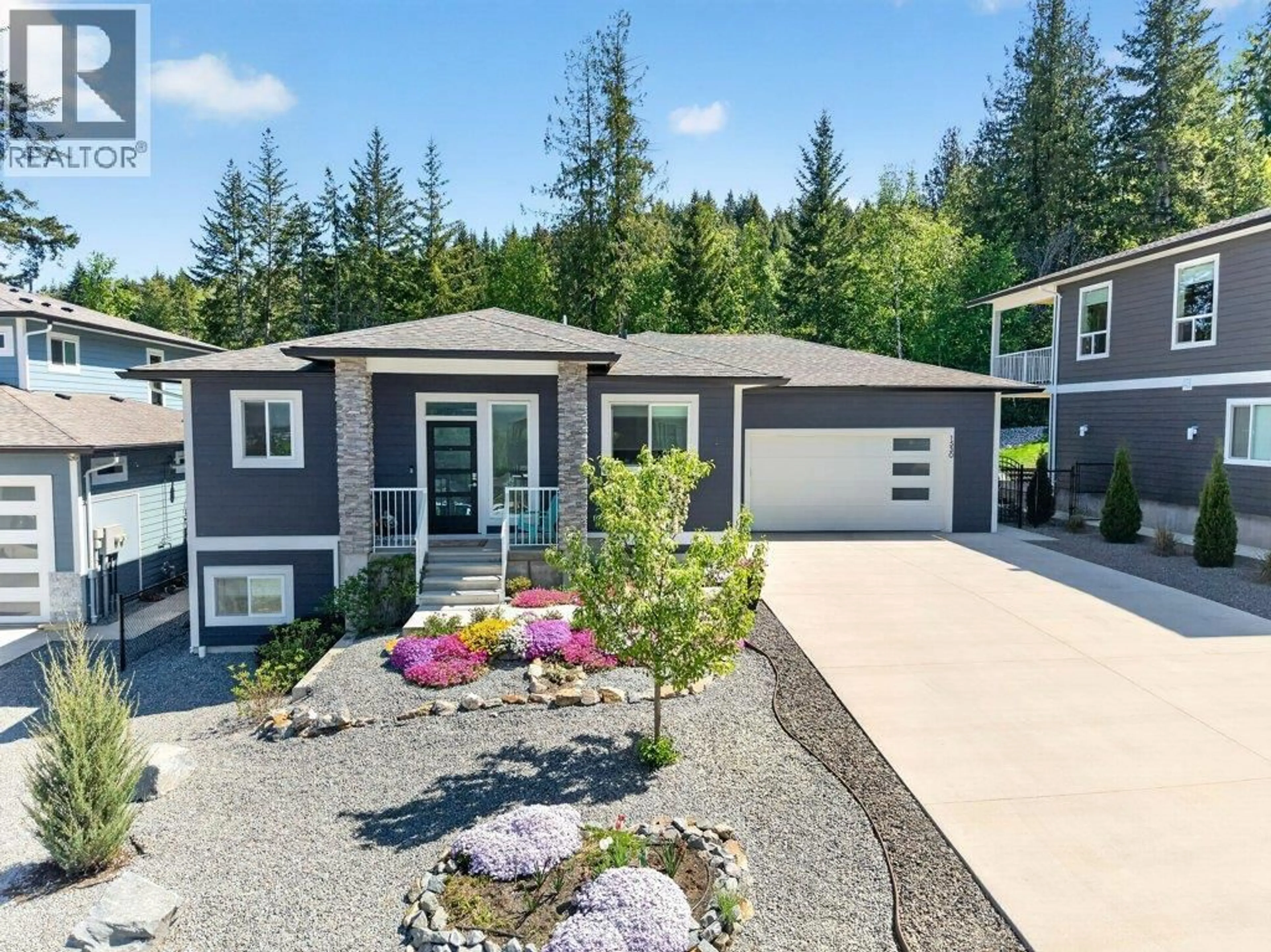 Home with vinyl exterior material, street for 1530 2 STREET SOUTHEAST, Salmon Arm British Columbia V1E0G3