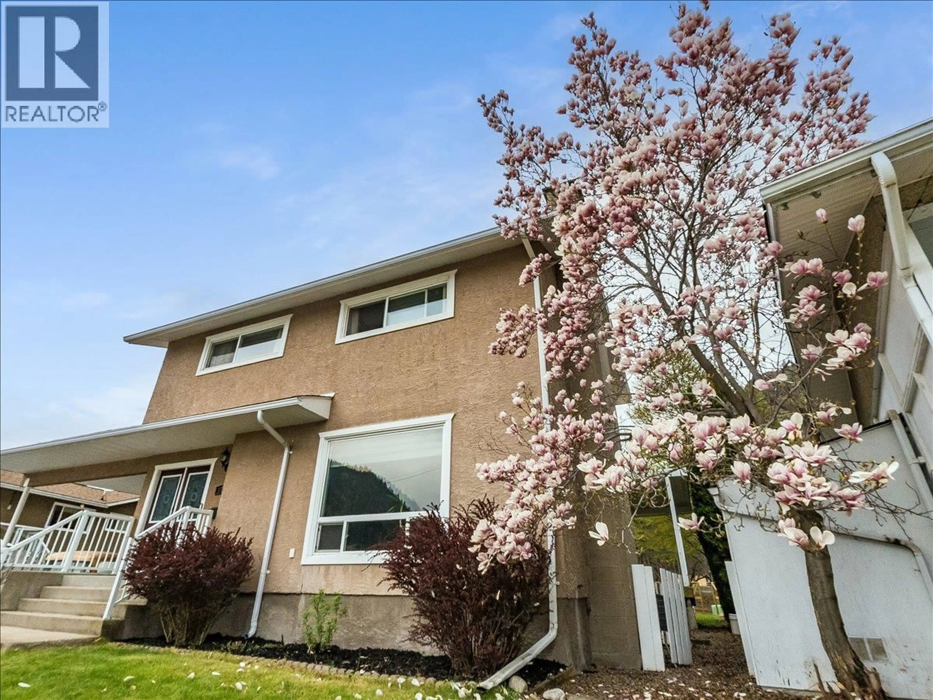 Home with vinyl exterior material, street for 3715 WOODLAND DRIVE, Trail British Columbia V1R2V6