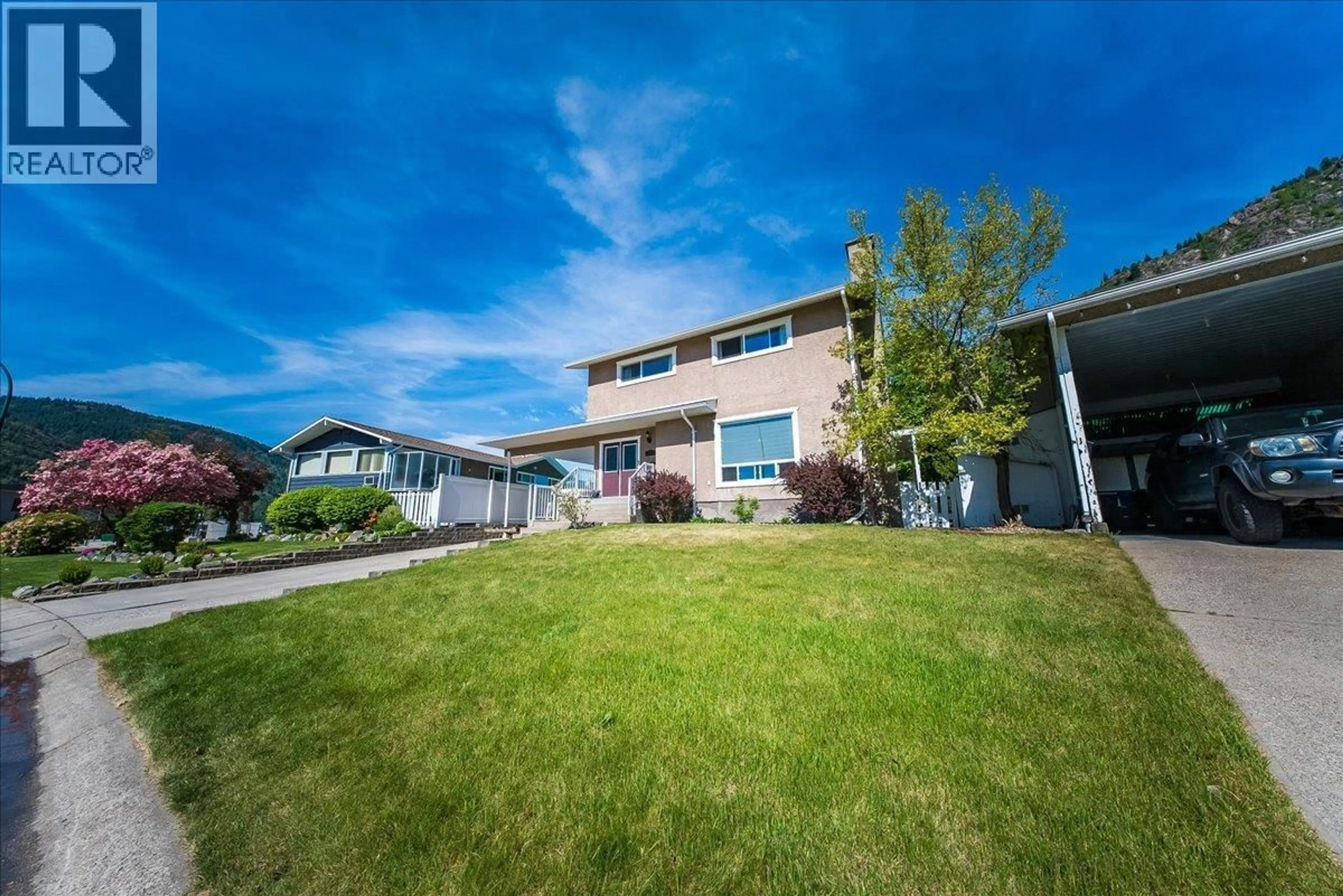 A pic from outside/outdoor area/front of a property/back of a property/a pic from drone, unknown for 3715 WOODLAND DRIVE, Trail British Columbia V1R2V6