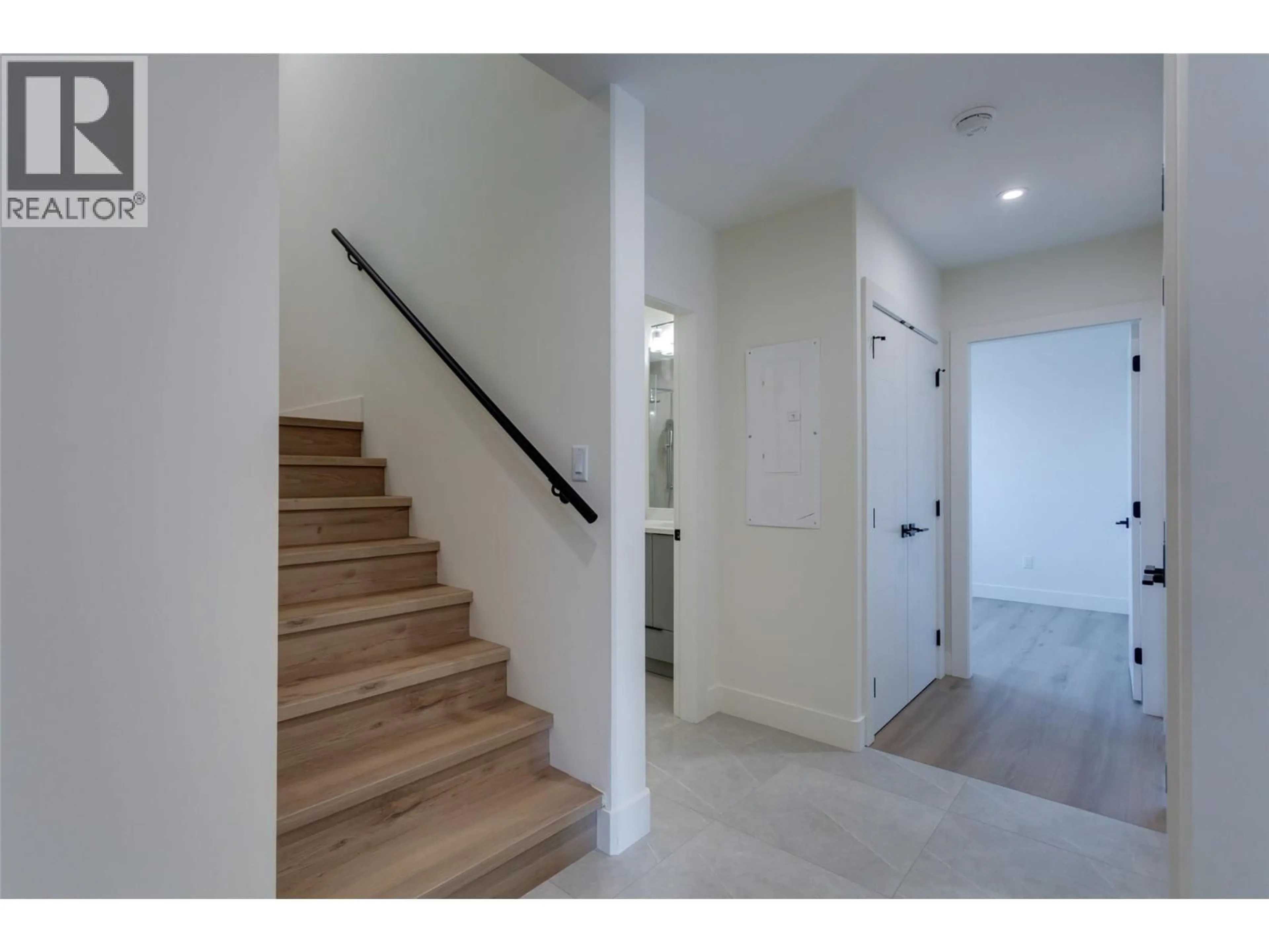 Unknown for 4 - 970 LAWSON AVENUE, Kelowna British Columbia V1Y6T1