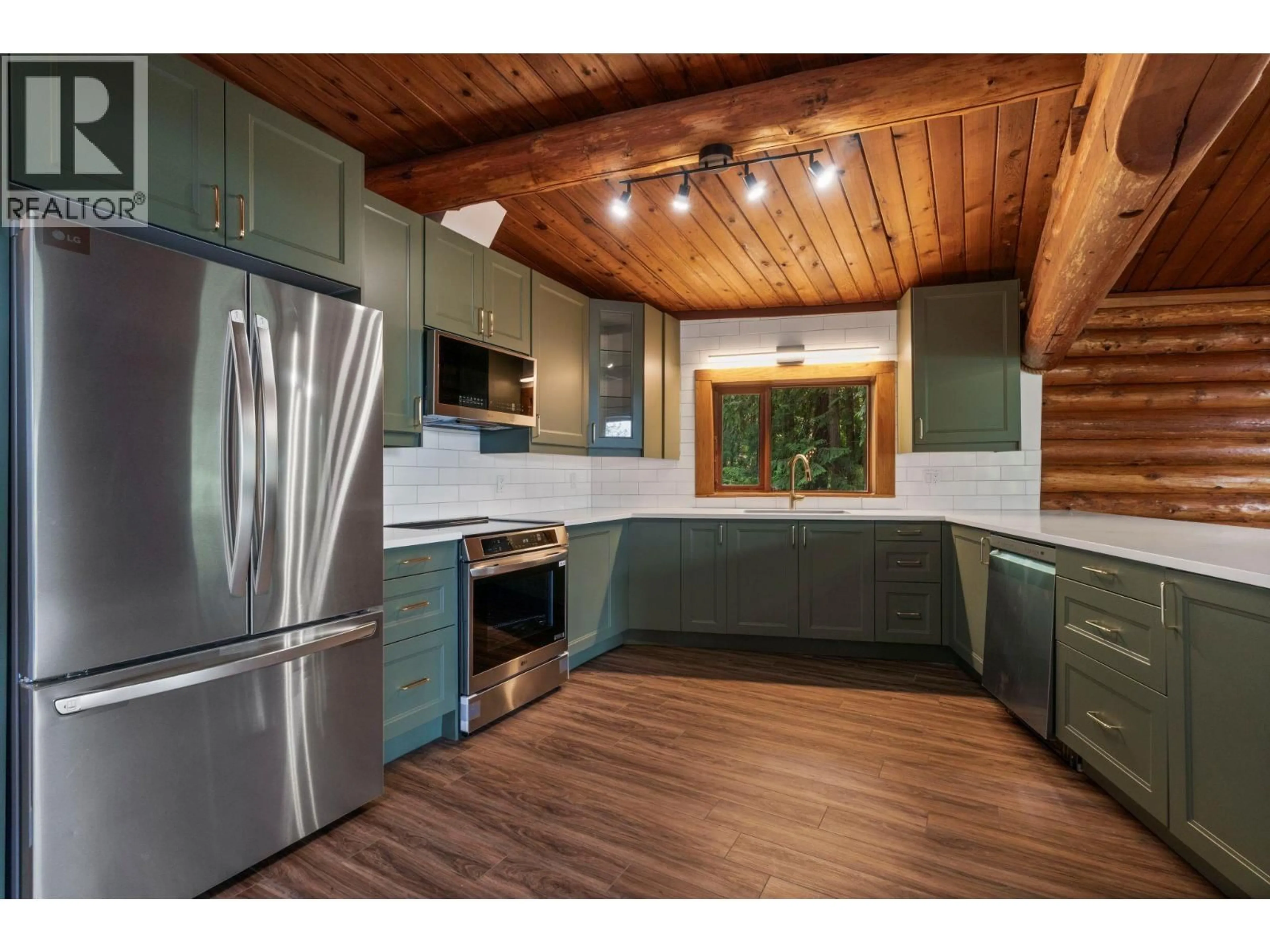 Open concept kitchen, wood/laminate floor for 5773 SUNNYBRAE CANOE POINT ROAD, Tappen British Columbia V0E2X1