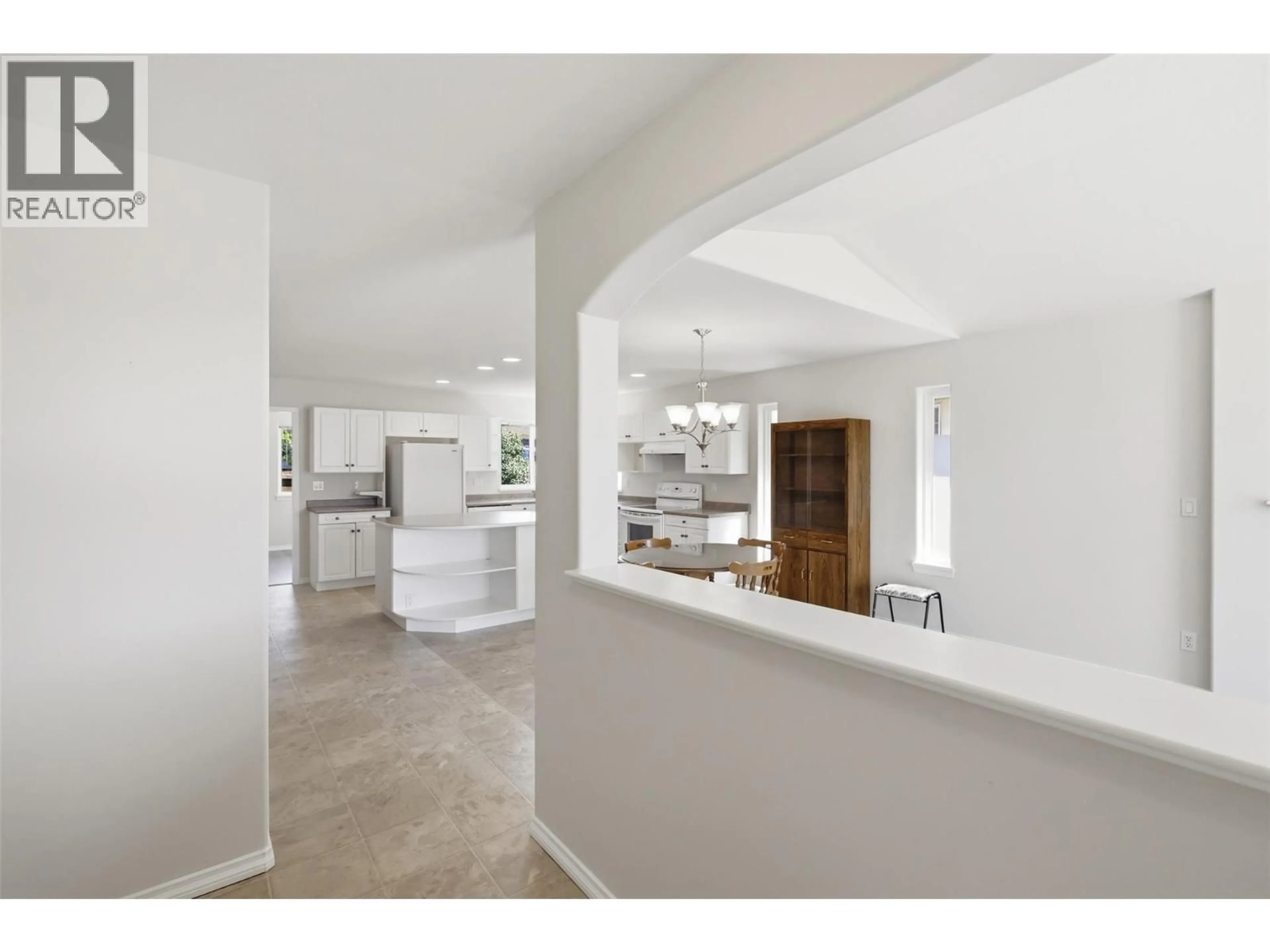 Open concept kitchen, ceramic/tile floor for 5 - 723 SINGH STREET, Kamloops British Columbia V2C5C5