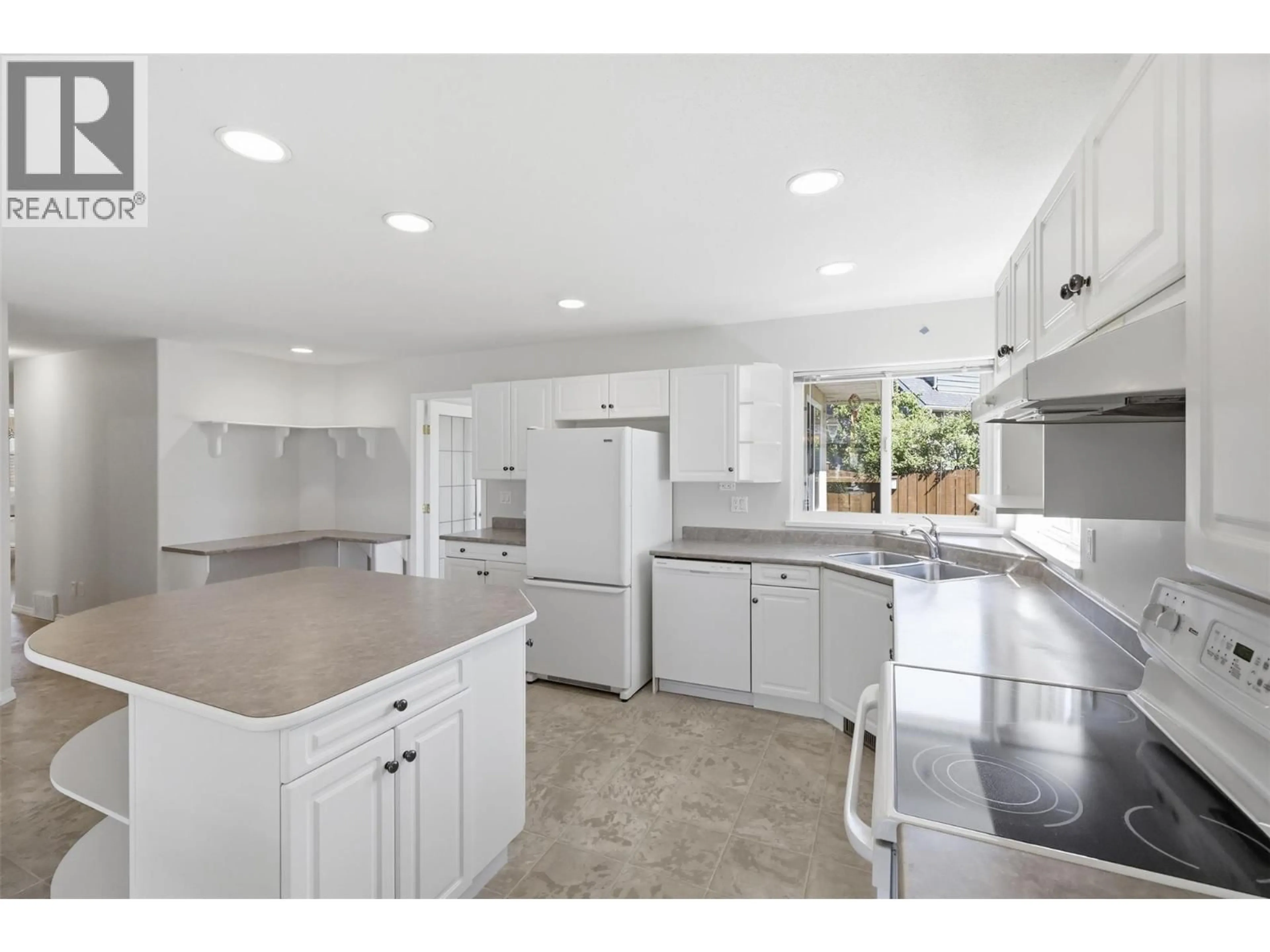 Open concept kitchen, ceramic/tile floor for 5 - 723 SINGH STREET, Kamloops British Columbia V2C5C5